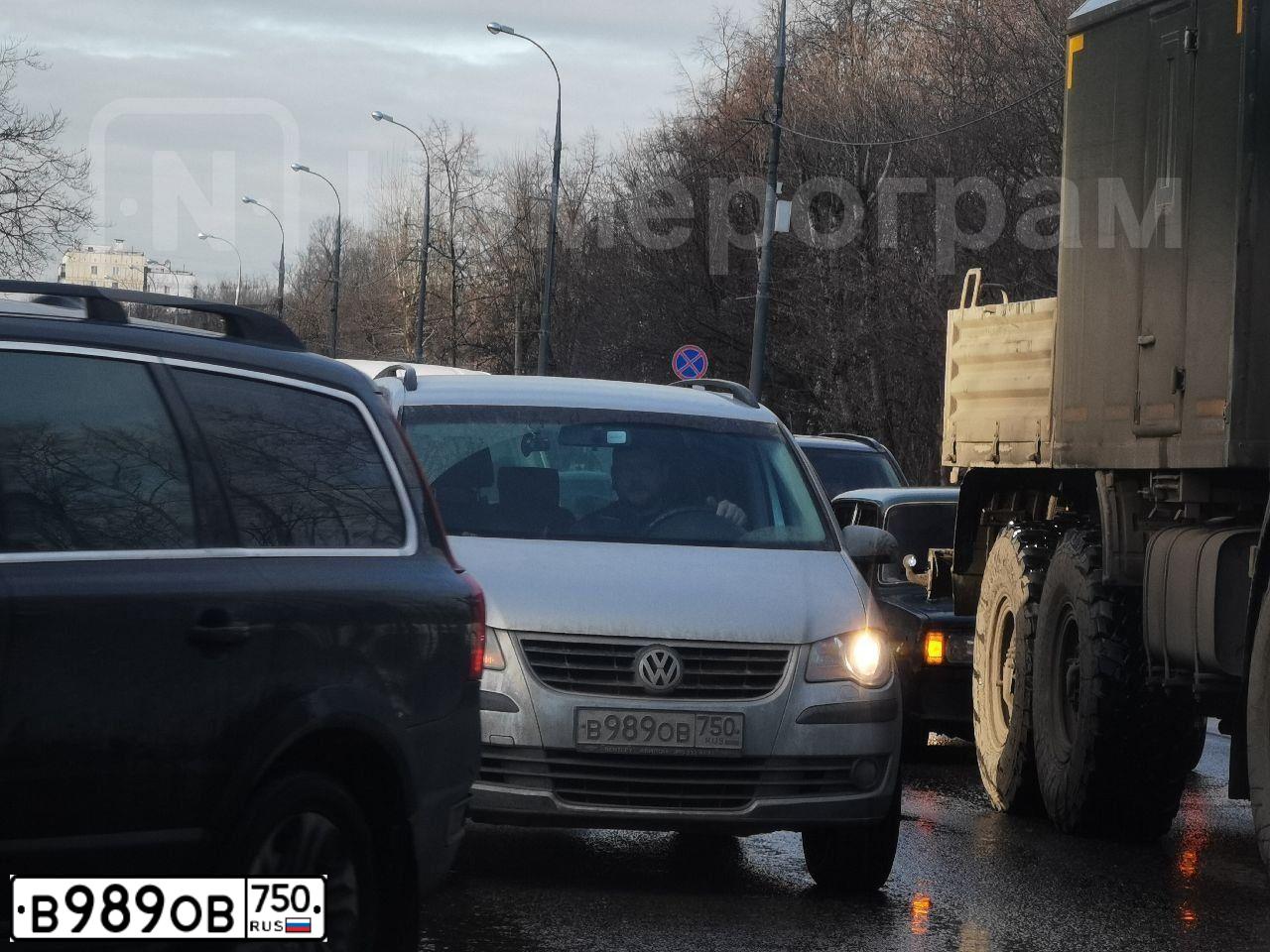 Фото автомобиля VOLKSWAGEN TOURAN, 2007 — госномер В989ОВ750. Цвет: СЕРЕБРИСТЫЙ
