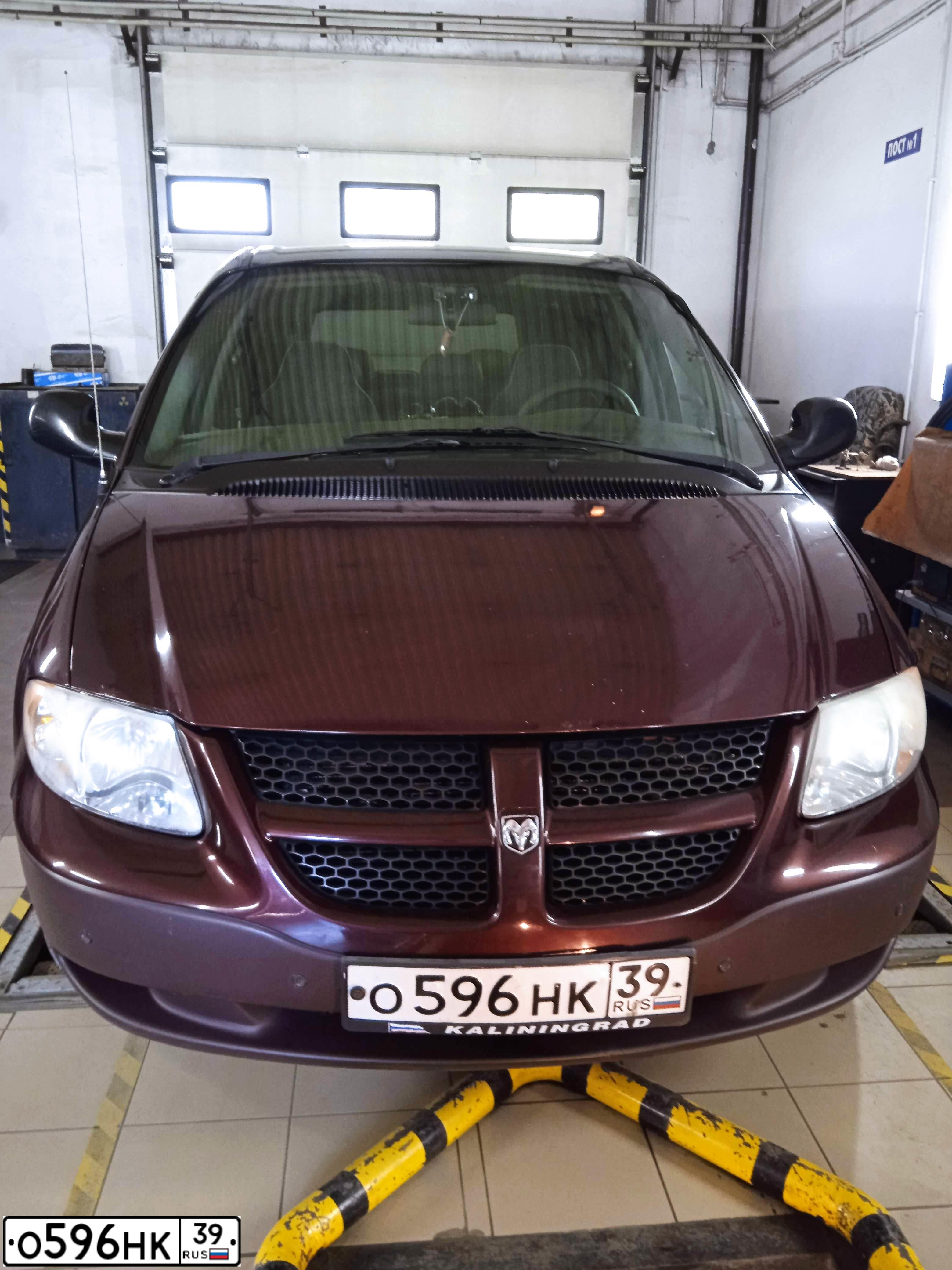 Фото автомобиля DODGE /GRAND/ CARAVAN, 2003 — госномер О596НК39. Цвет: ВИШНЕВЫЙ