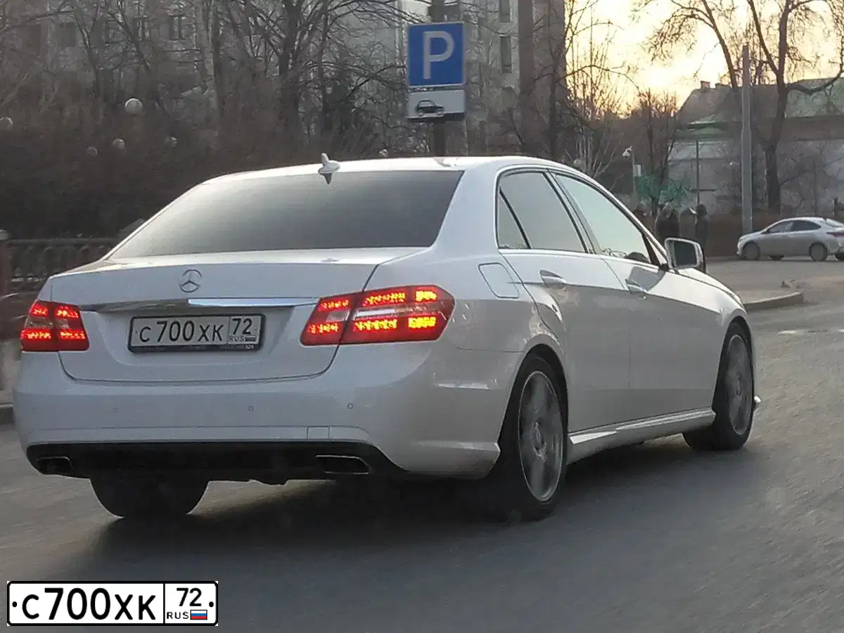 Фото автомобиля MERCEDES E-KLASSE, 2012 — госномер С700ХК72. Цвет: Белый