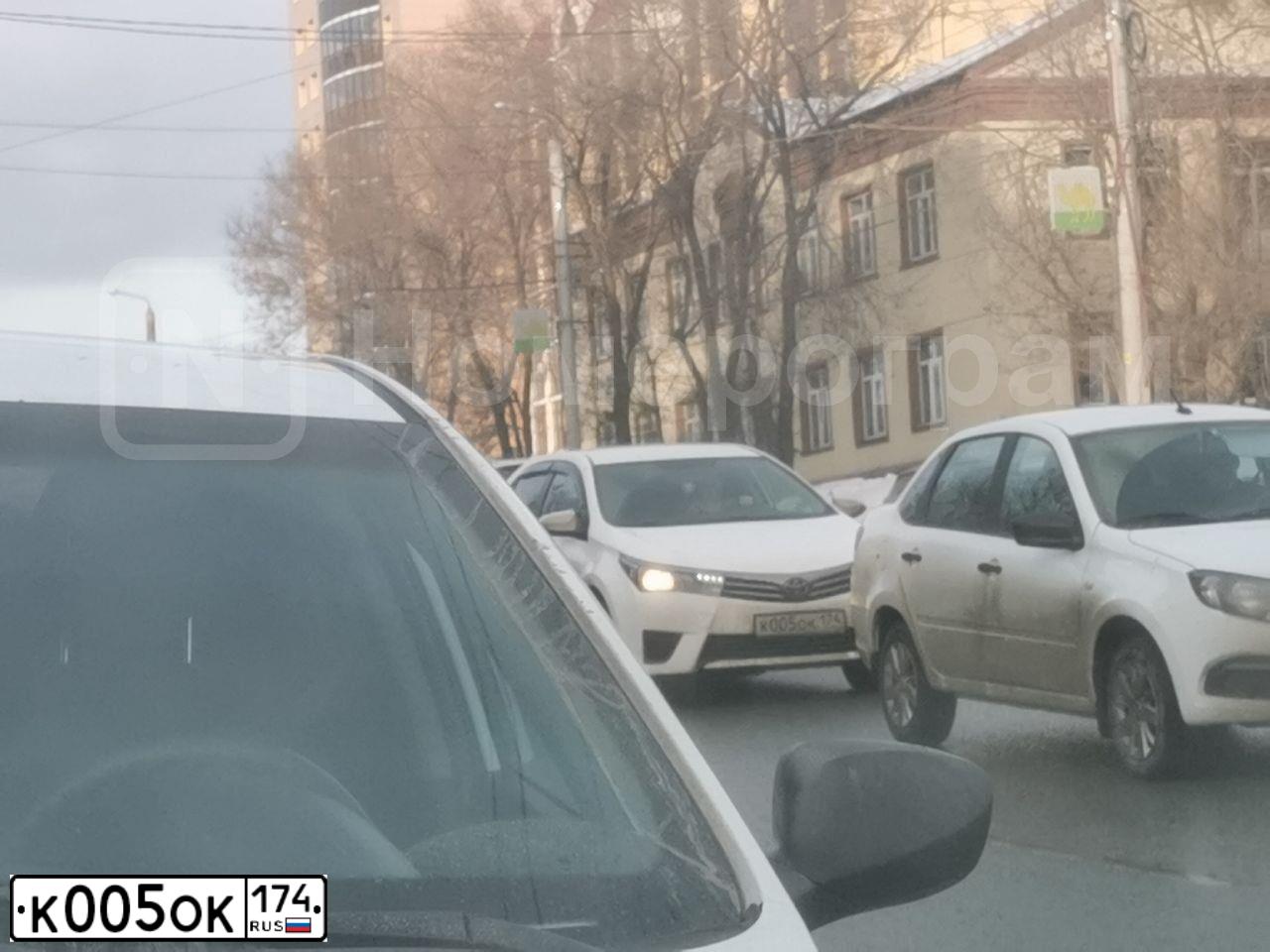 Фото автомобиля TOYOTA COROLLA, 2004 — госномер А753МТ122. Цвет: Серебристый
