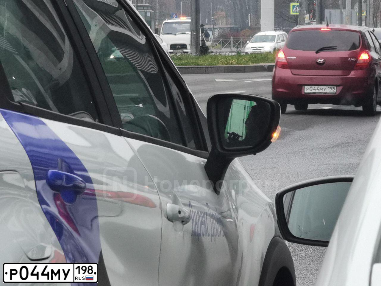 Фото автомобиля HYUNDAI I20, 2010 — госномер Р044МУ198. Цвет: ВИШНЕВЫЙ