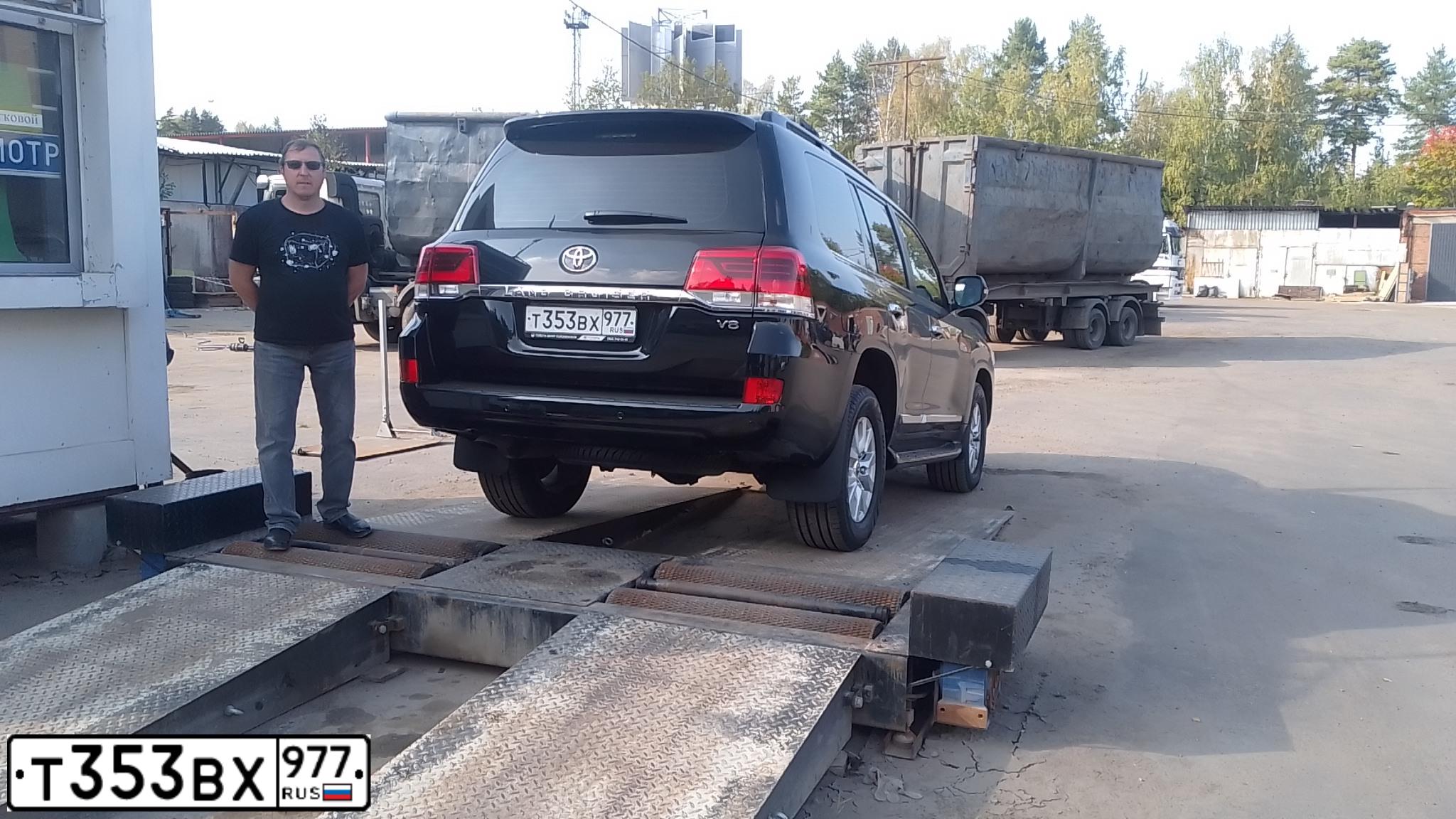 Фото автомобиля TOYOTA LANDCRUISER 200, 2018 — госномер Т353ВХ977. Цвет: ЧЕРНЫЙ