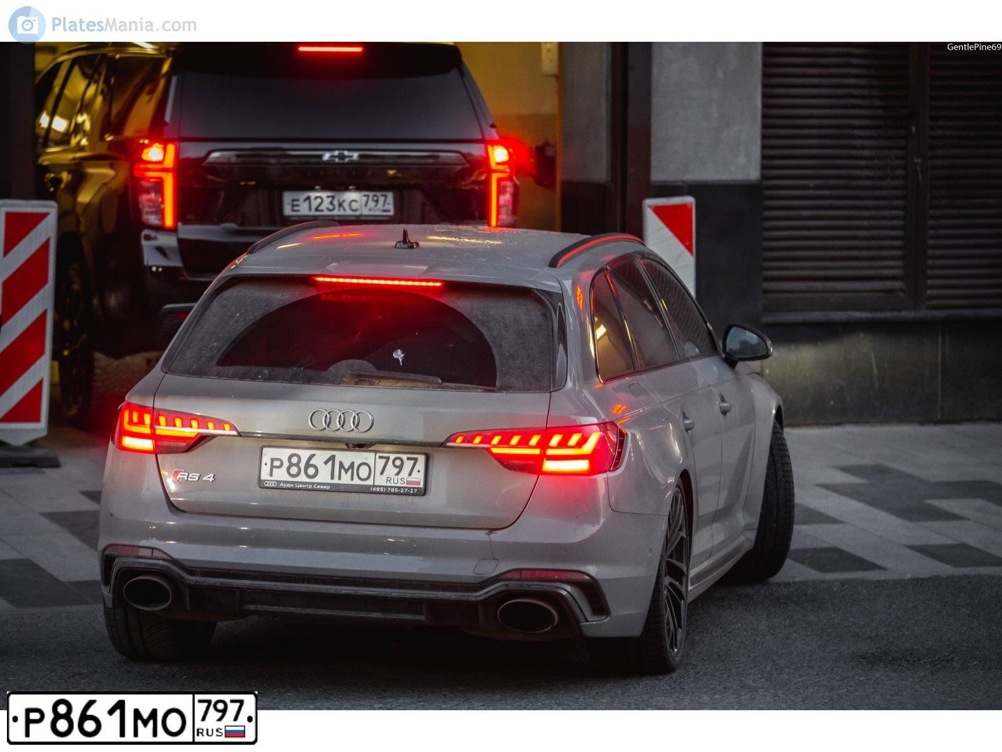 Фото автомобиля AUDI RS4 AVANT, 2021 — госномер Е020ОУ797. Цвет: СЕРЫЙ