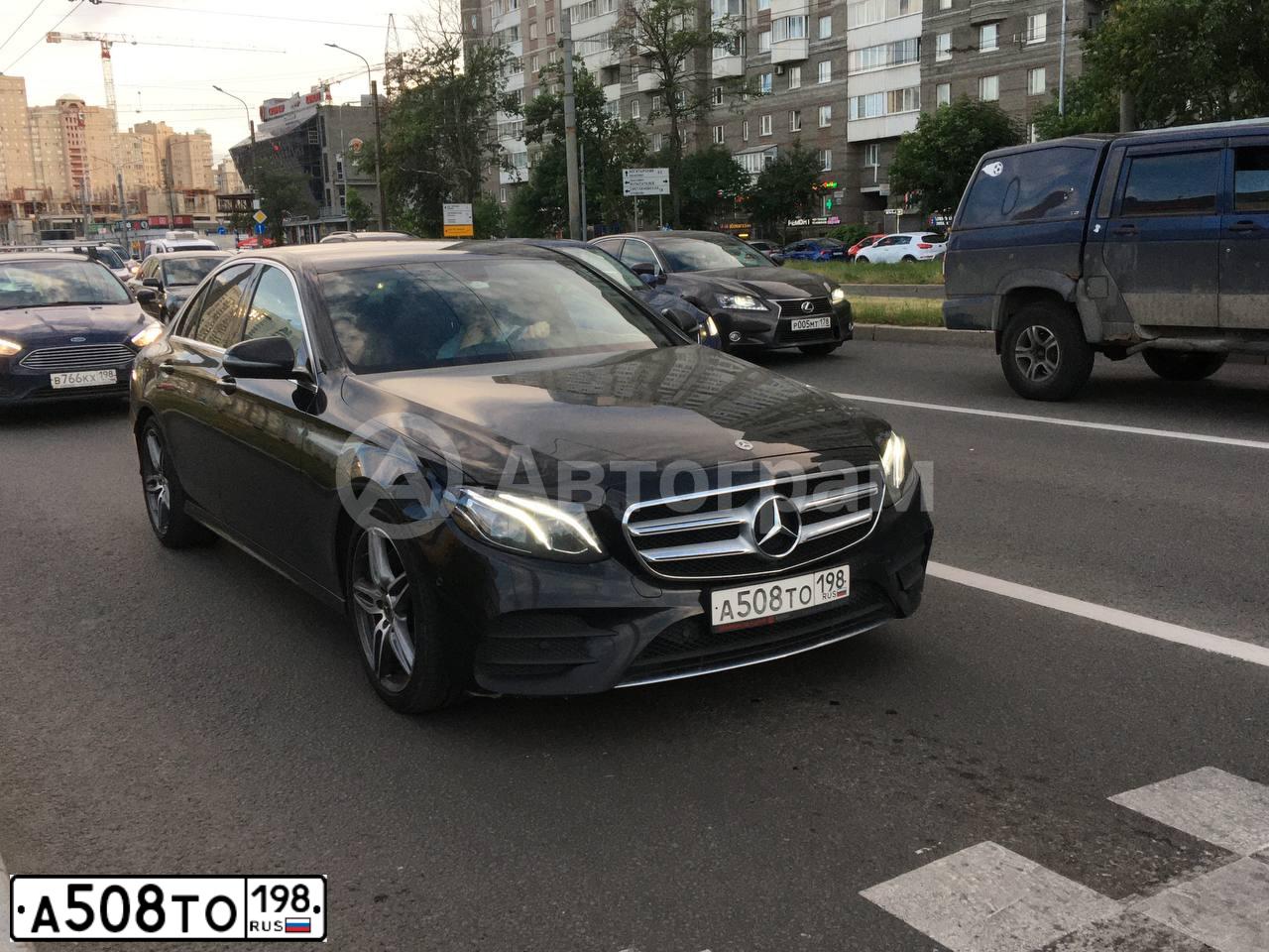 Фото автомобиля MERCEDES E-KLASSE, 2018 — госномер Е471МЕ147. Цвет: ЧЕРНЫЙ