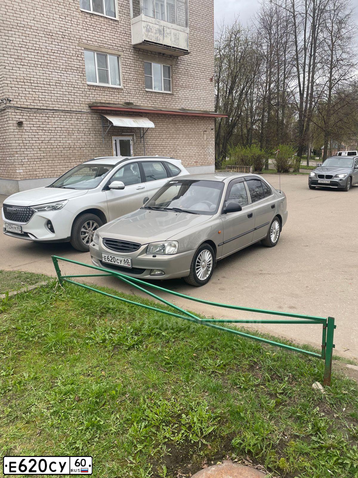 Фото автомобиля TAGAZ ACCENT, 2008 — госномер Е620СУ60. Цвет: СВЕТЛО-БЕЖЕВЫЙ