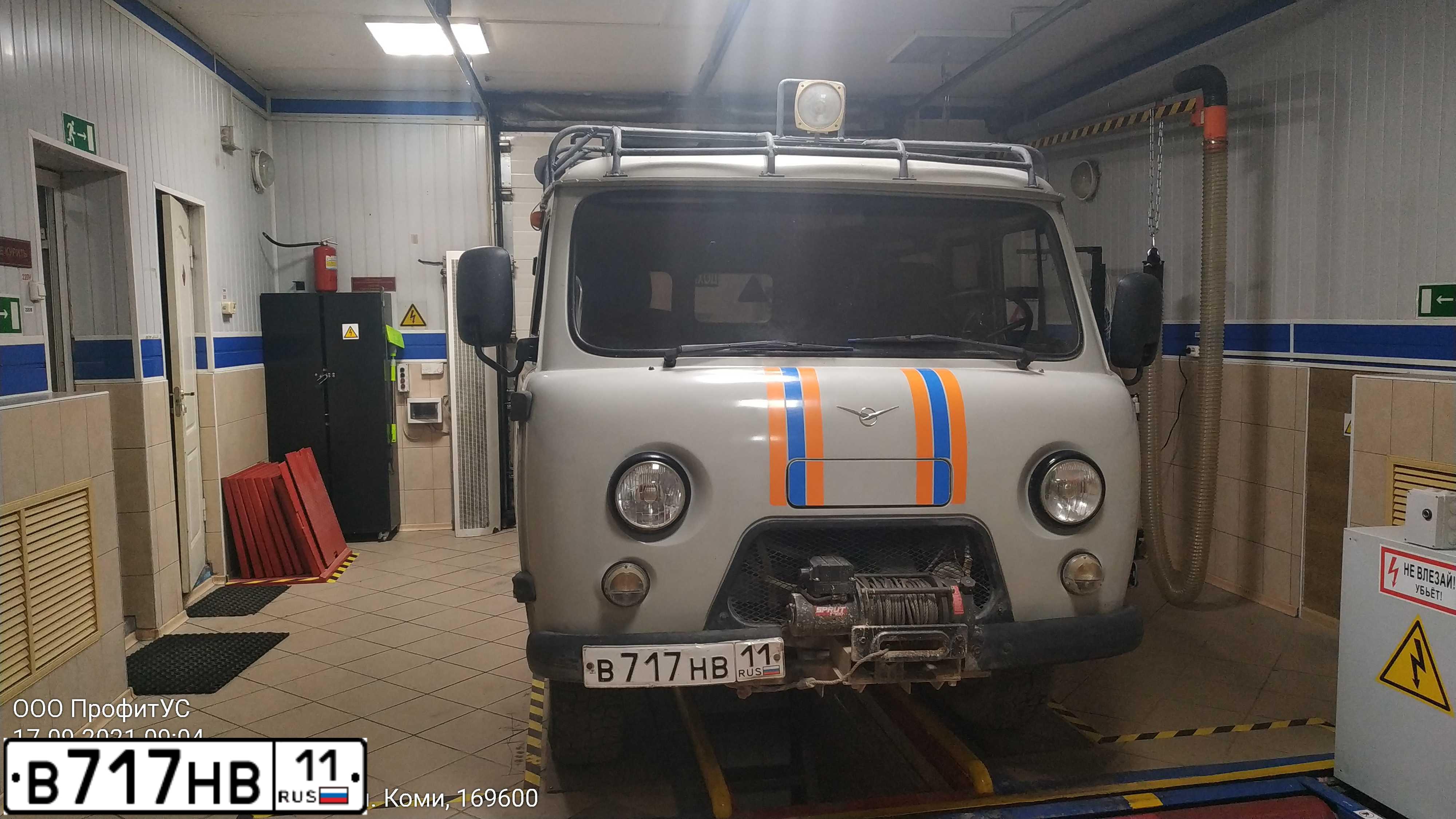 Фото автомобиля UAZ 3741, 2005 — госномер В717НВ11. Цвет: ЦВ СХ А29 ПО ГОСТ Р 50574-2019