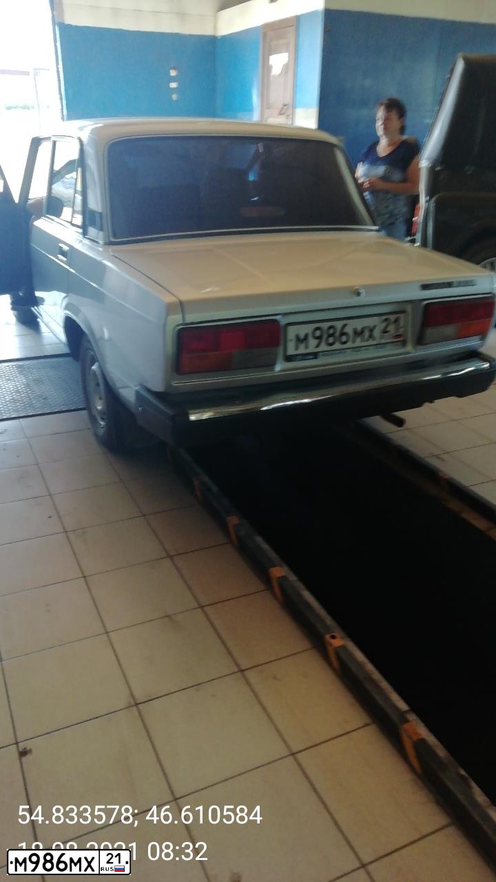 Фото автомобиля LADA 2107, 2010 — госномер М986МХ21. Цвет: СЕРЕБРИСТЫЙ