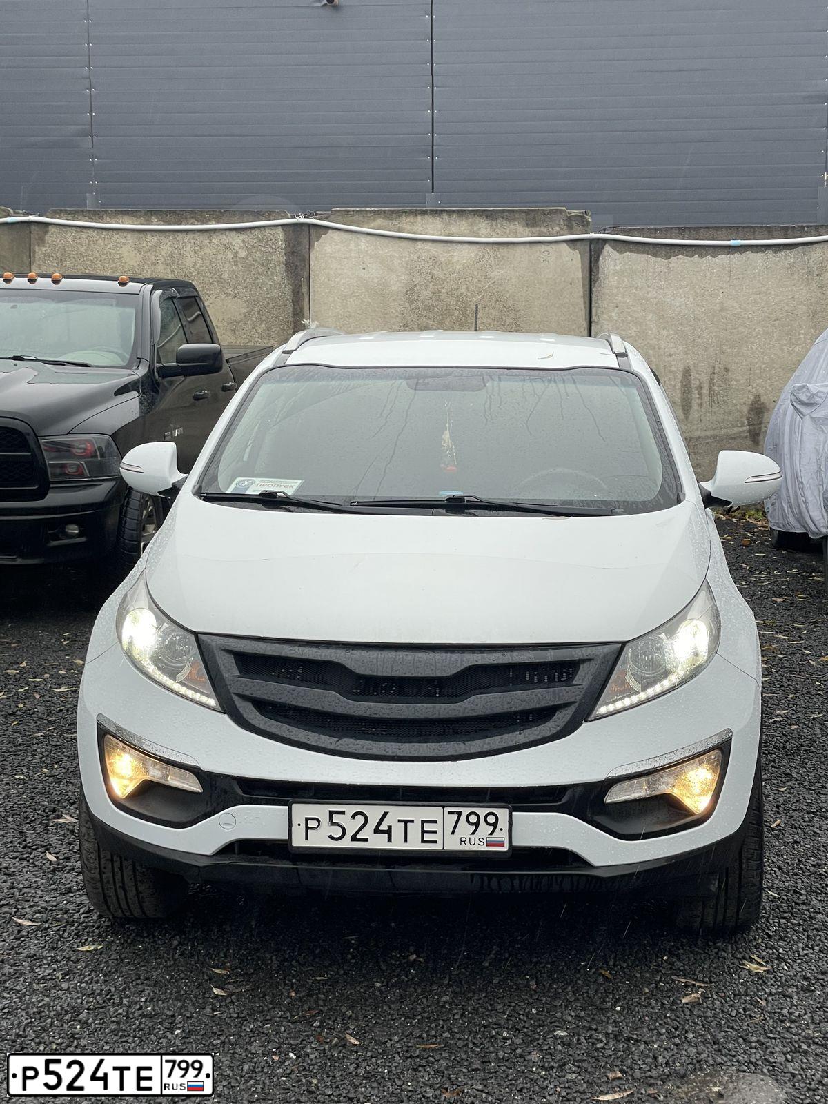 Фото автомобиля КИА SLS (SPORTAGE:, SL, SLS), 2012 — госномер Р524ТЕ799. Цвет: Белый