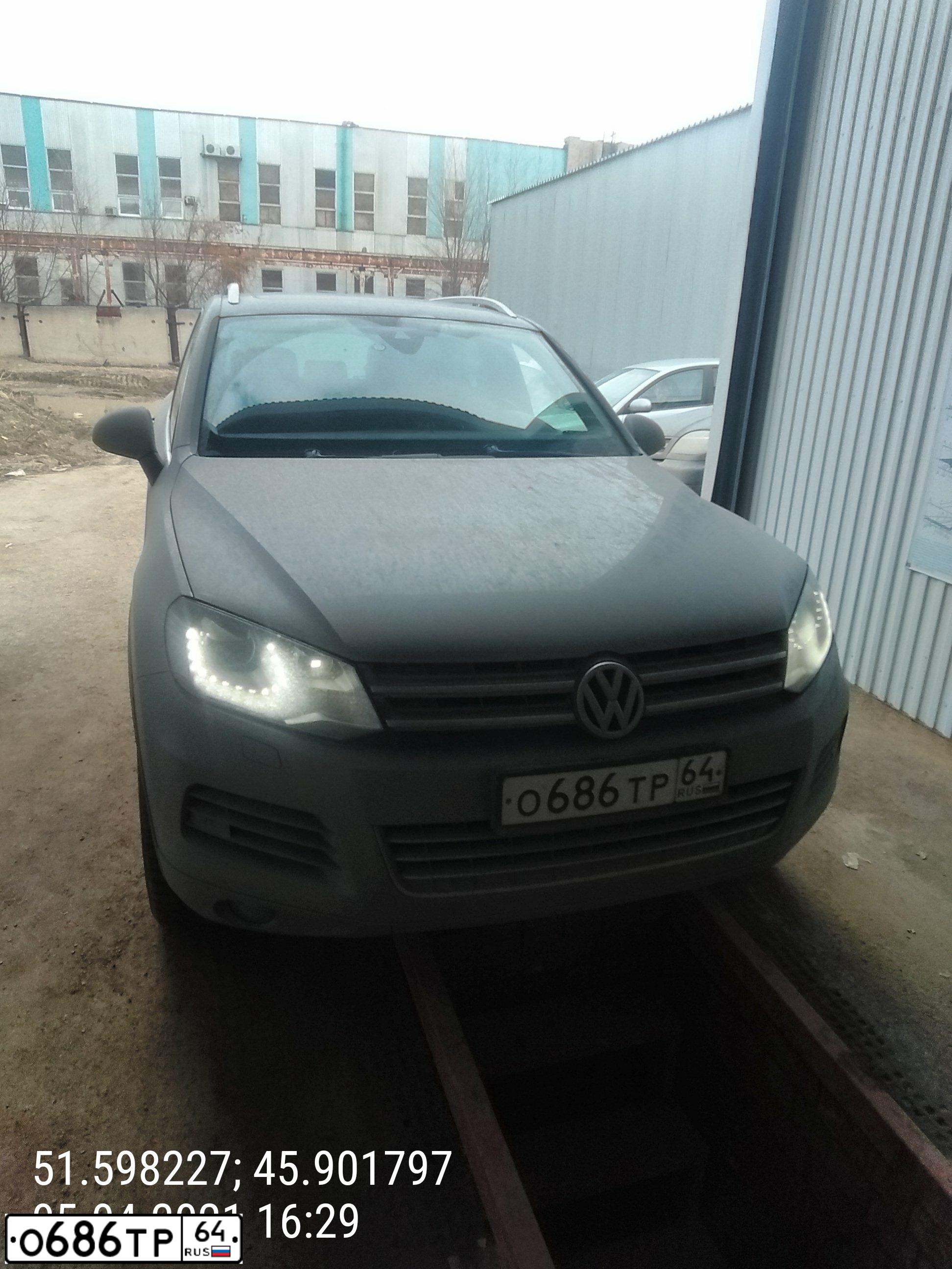 Фото автомобиля VOLKSWAGEN TOUAREG, 2014 — госномер О686ТР64. Цвет: СЕРЫЙ