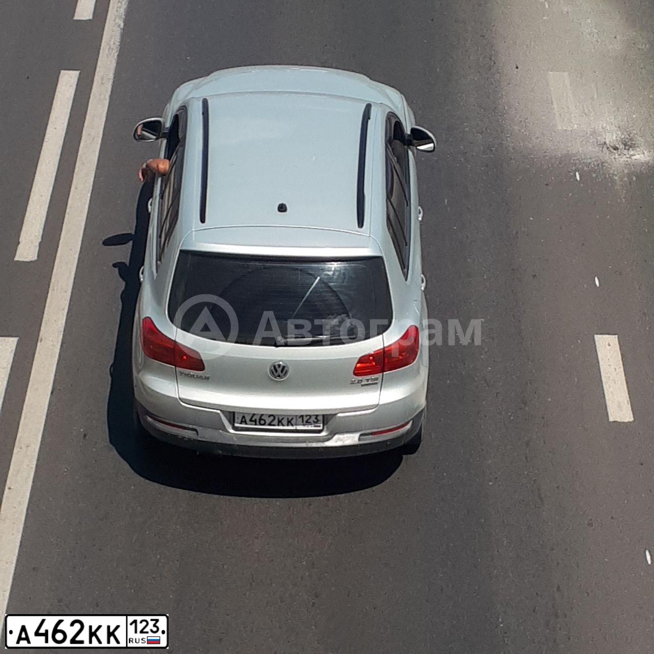 Фото автомобиля VOLKSWAGEN TIGUAN, 2013 — госномер А462КК123. Цвет: Серебристо-Желтый