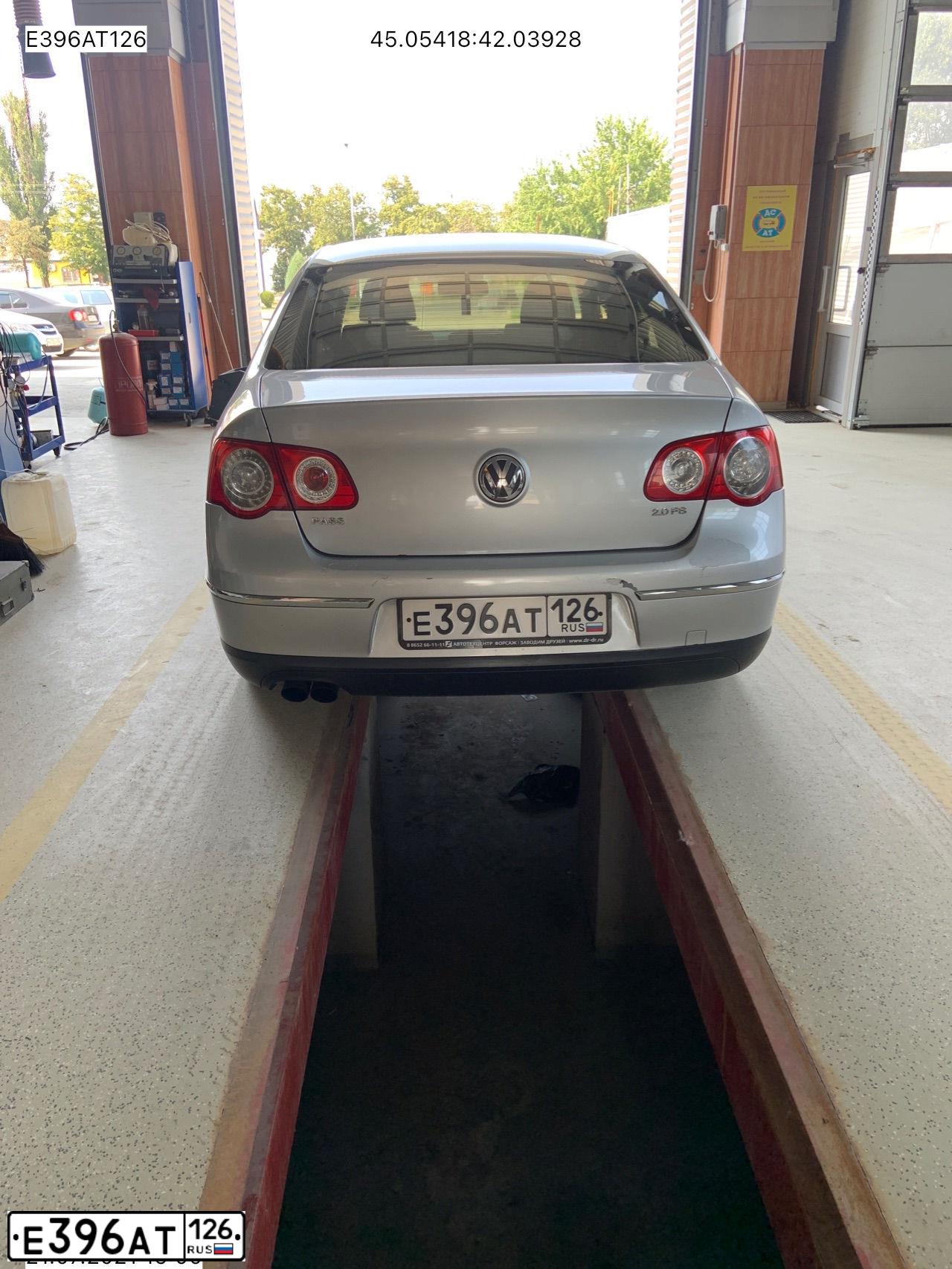 Фото автомобиля VOLKSWAGEN PASSAT, 2006 — госномер Т030ТТ26. Цвет: серебристый