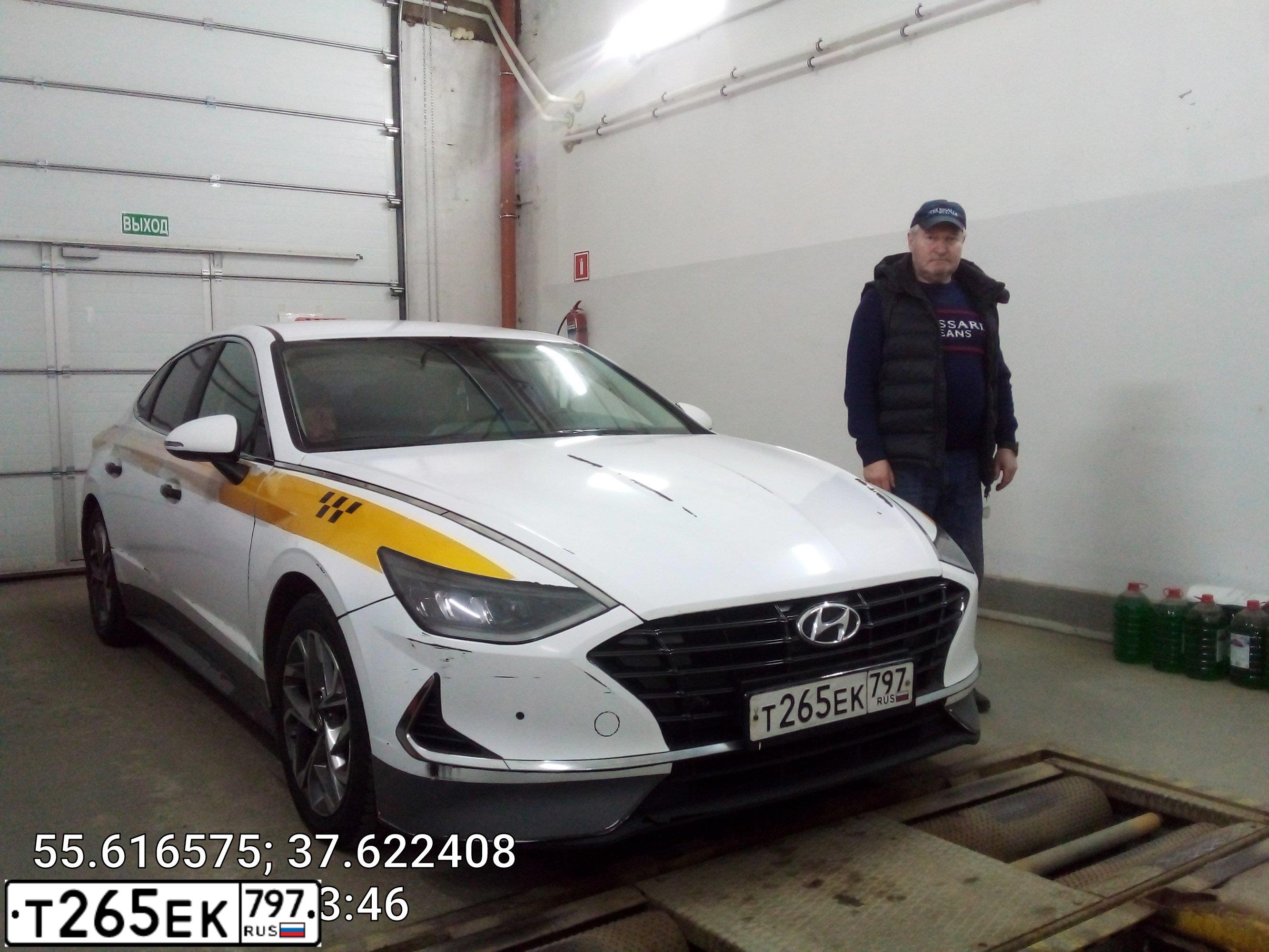 Фото автомобиля HYUNDAI SONATA, 2021 — госномер Х021КЕ05. Цвет: БЕЛЫЙ ЖЕЛТЫЙ СЕРЫЙ