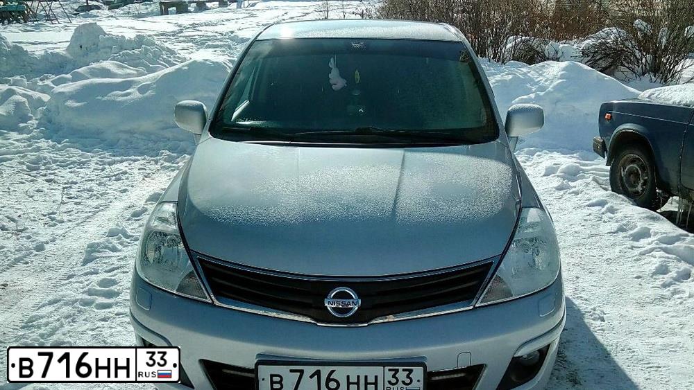 Фото автомобиля NISSAN TIIDA, 2012 — госномер В716НН33. Цвет: СЕРЕБРИСТЫЙ