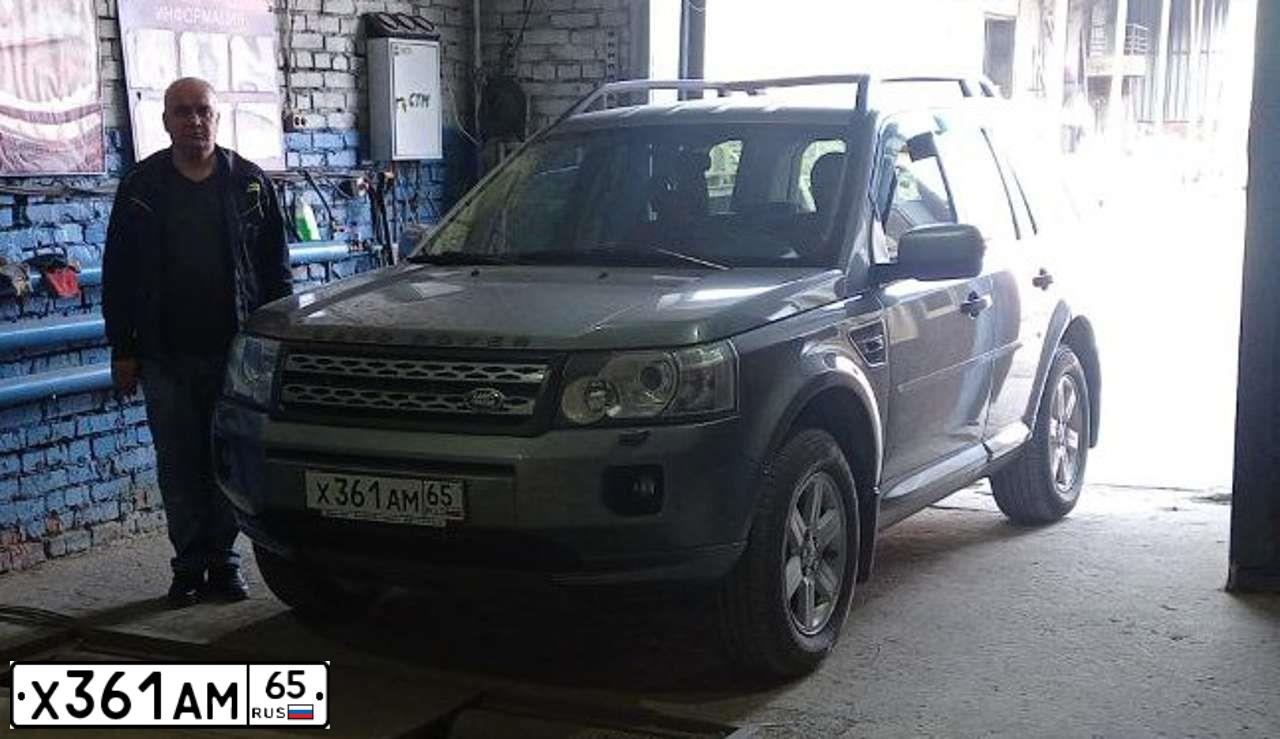 Фото автомобиля LANDROVER FREELANDER, 2011 — госномер Х361АМ65. Цвет: СЕРЫЙ