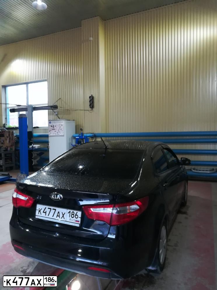 Фото автомобиля KIA RIO, 2014 — госномер К477АХ186. Цвет: ЧЕРНЫЙ