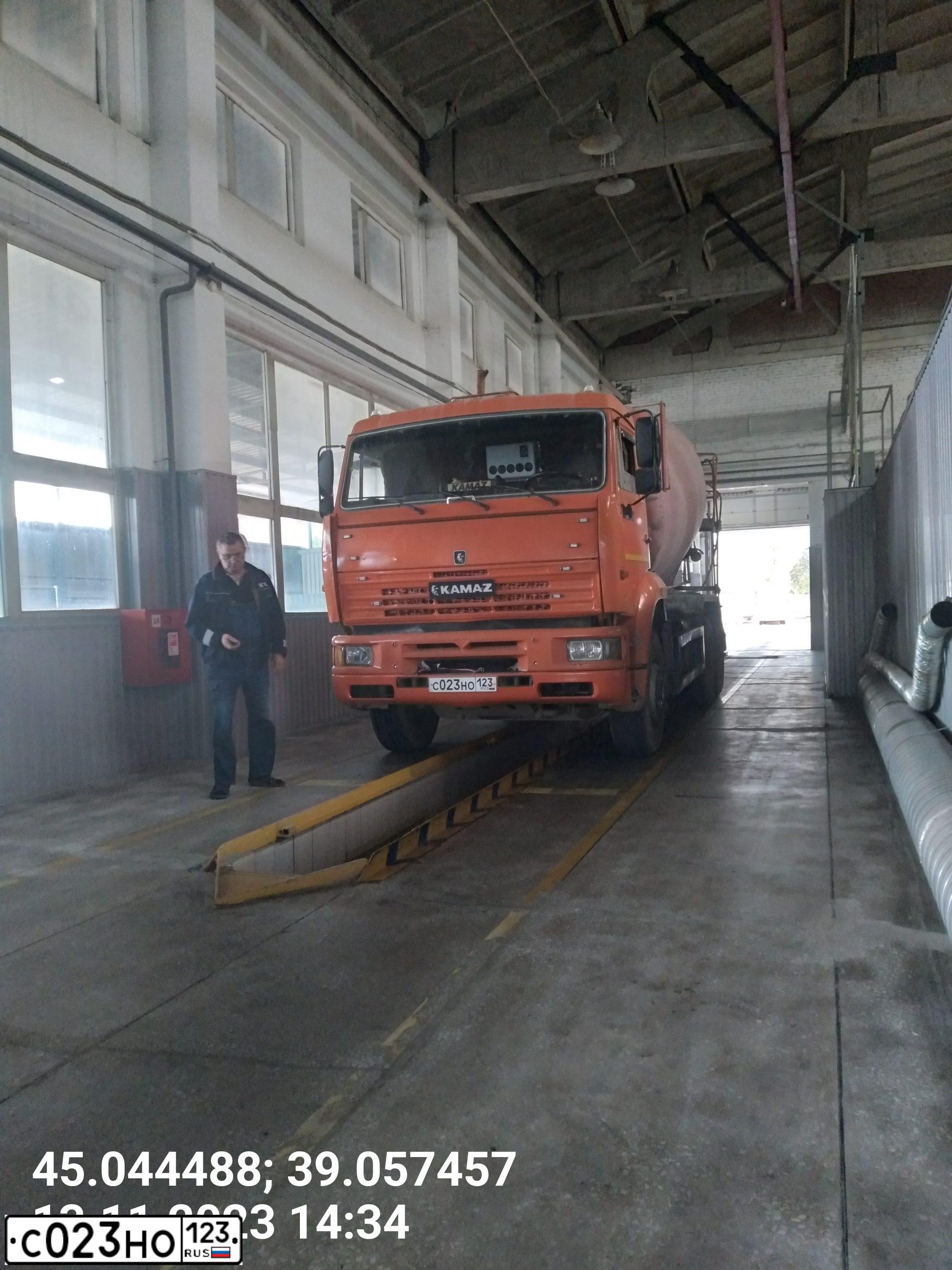 Фото автомобиля KAMAZ 6520 /6X4/, 2006 — госномер С023НО123. Цвет: ОРАНЖЕВЫЙ