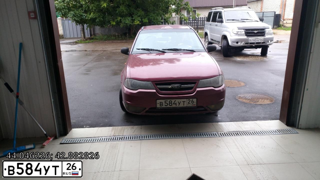 Фото автомобиля DAEWOO NEXIA, 2011 — госномер В584УТ26. Цвет: СПЕЛАЯ ВИШНЯ