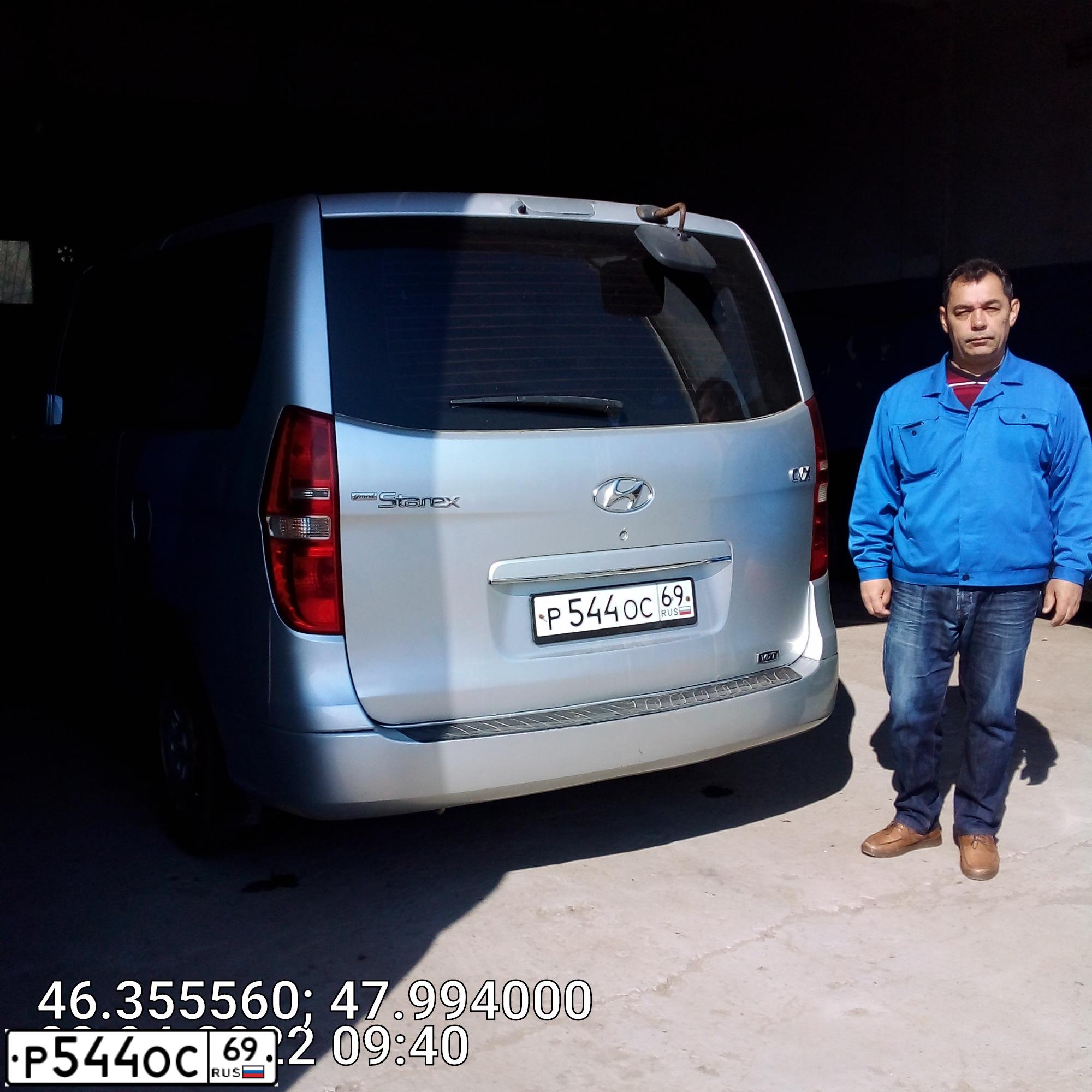 Фото автомобиля HYUNDAI GRAND STAREX, 2009 — госномер С703НМ30. Цвет: СЕРЫЙ