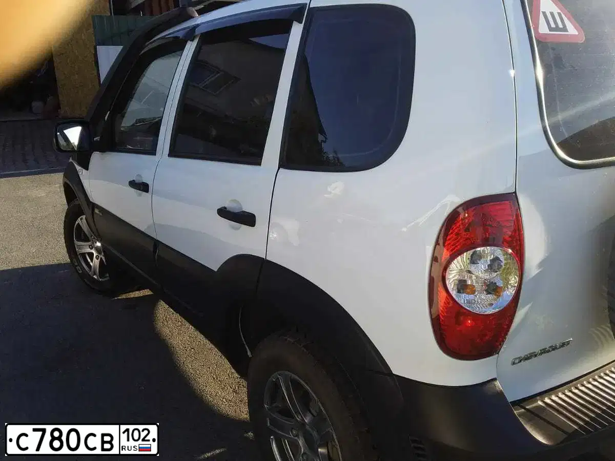 Фото автомобиля CHEVROLET NIVA, 2016 — госномер К190УТ196. Цвет: БЕЛЫЙ