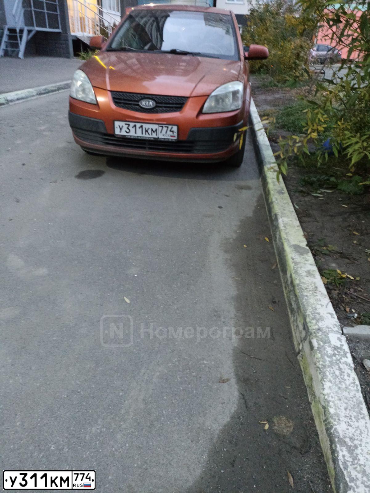 Фото автомобиля KIA RIO, 2009 — госномер У311КМ774. Цвет: Оранжевый