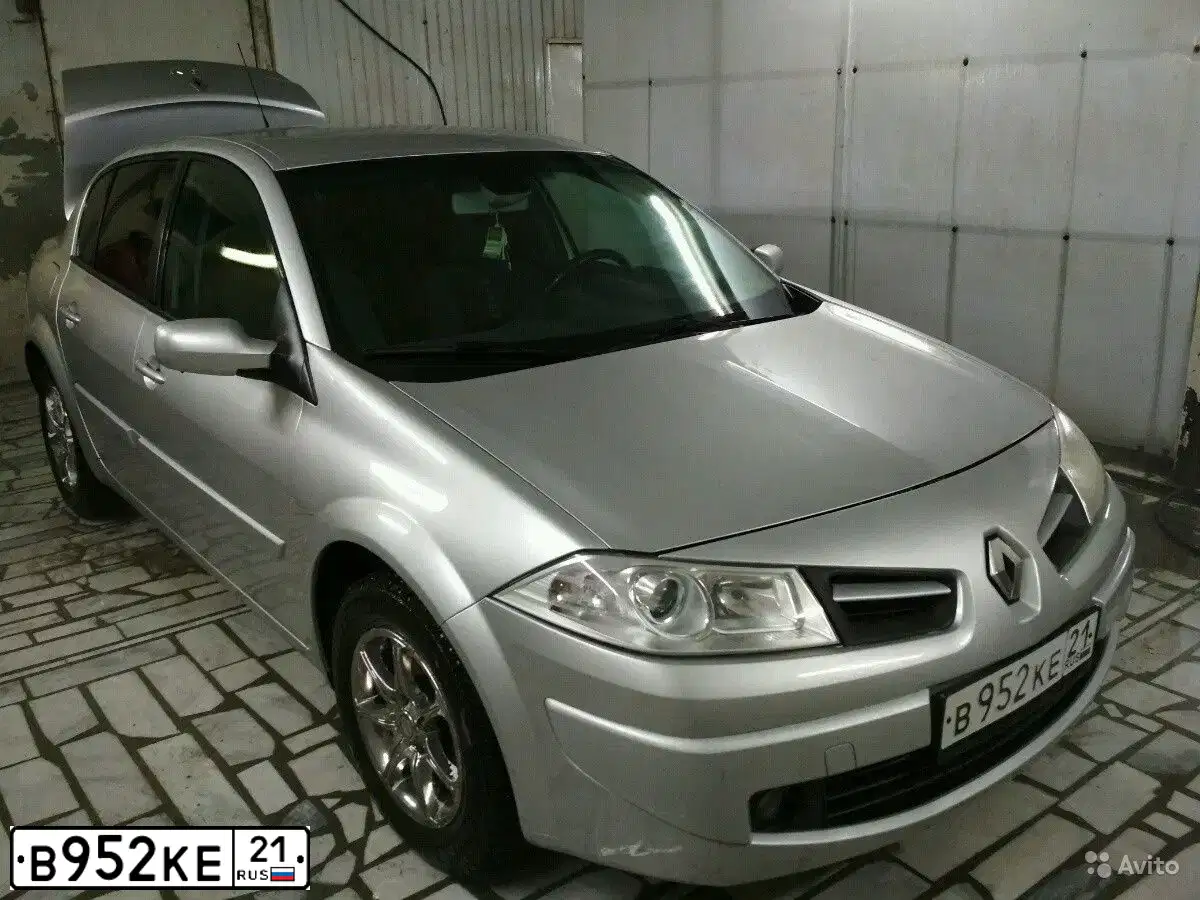 Фото автомобиля RENAULT MEGANE, 2008 — госномер В952КЕ21. Цвет: Светло-Серо-Голубой