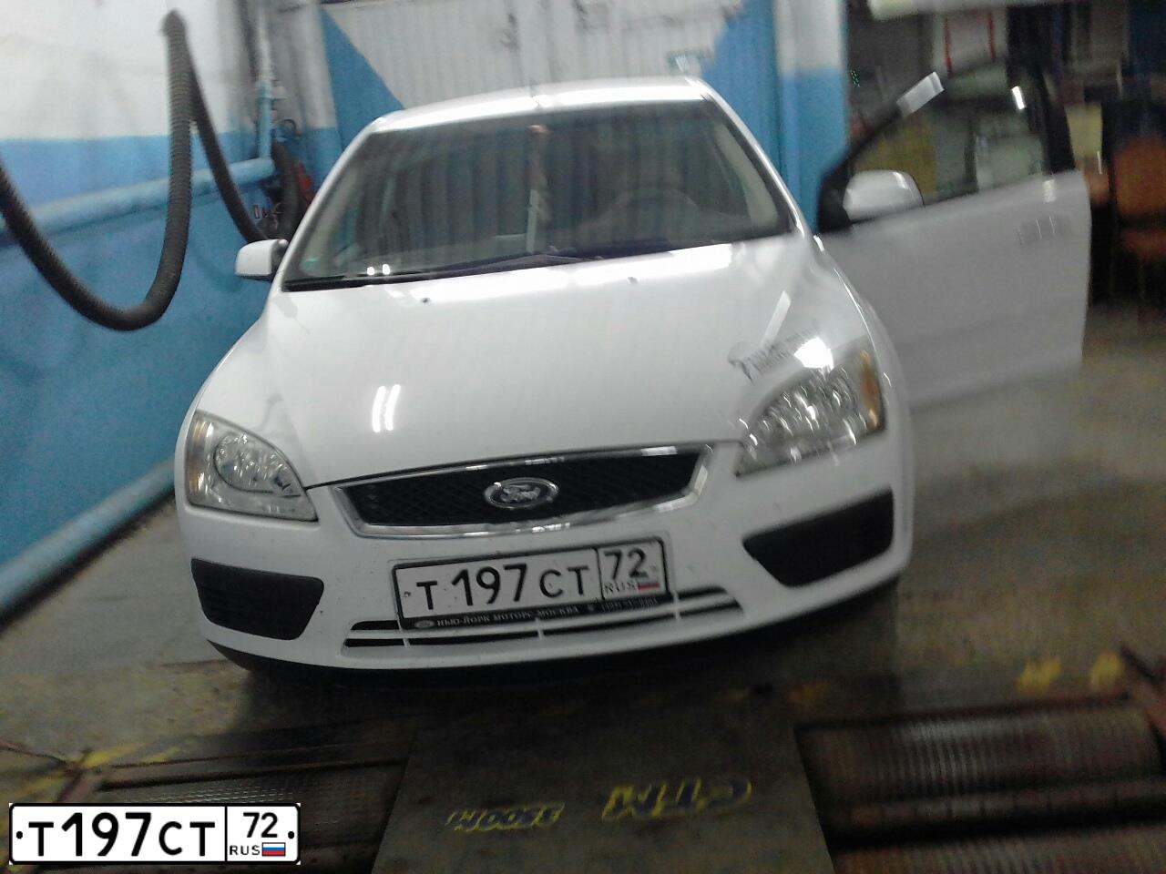 Фото автомобиля FORD FOCUS, 2007 — госномер Т197СТ72. Цвет: Белый