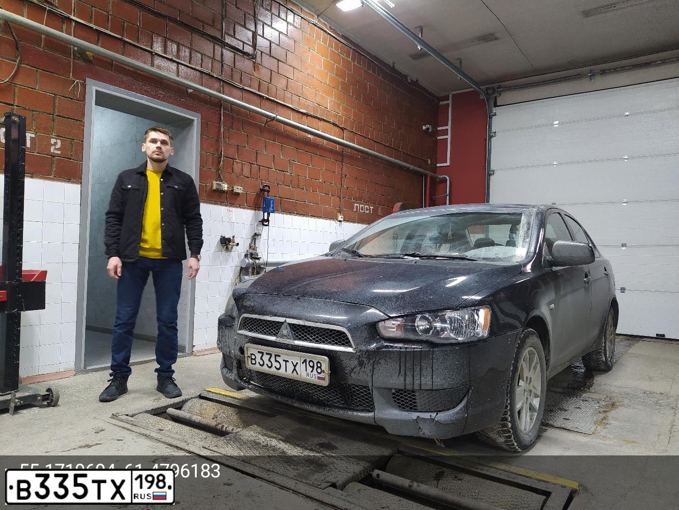 Фото автомобиля MITSUBISHI LANCER, 2010 — госномер В335ТХ198. Цвет: ЧЕРНЫЙ