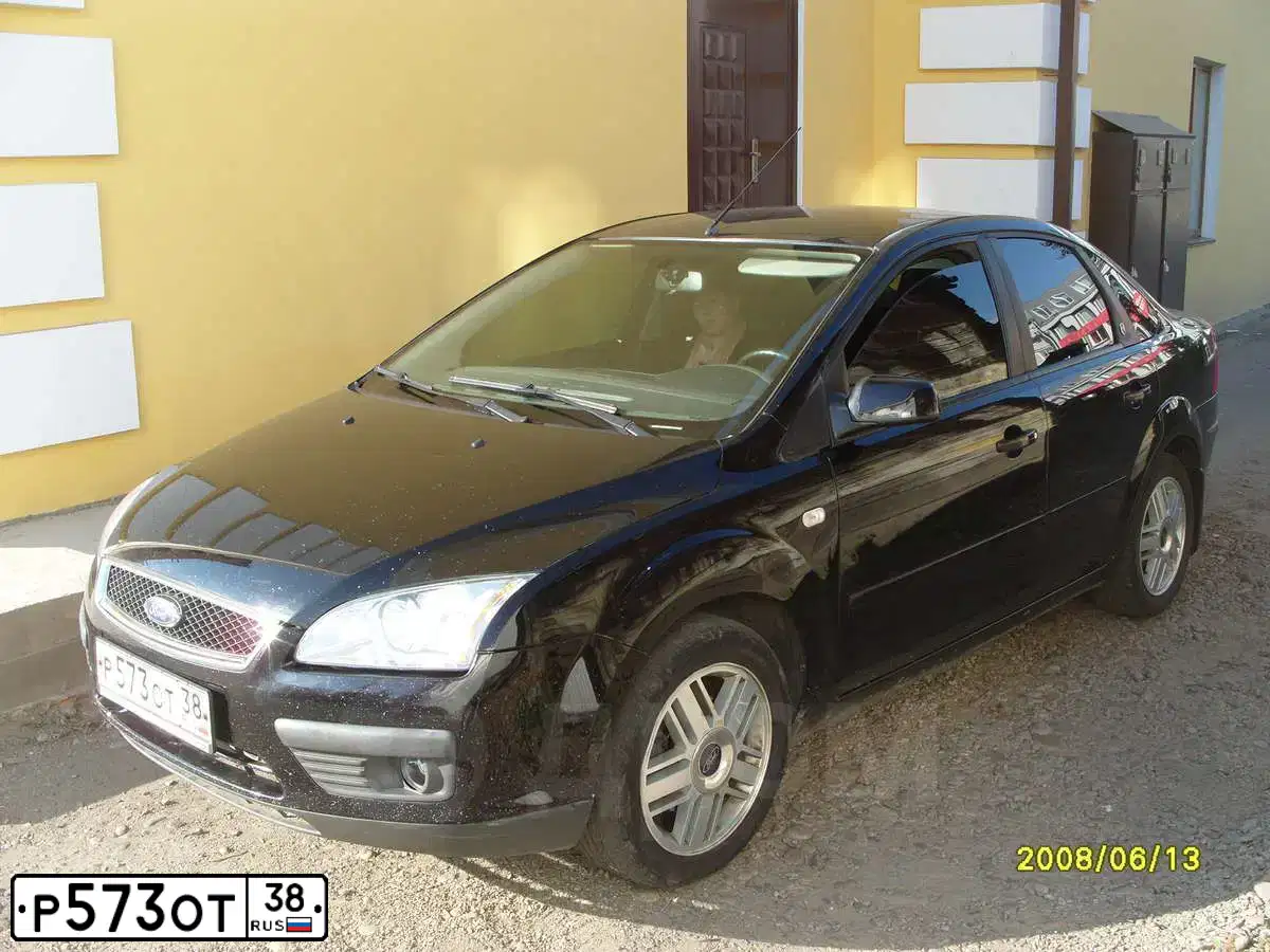 Фото автомобиля FORD FOCUS, 2006 — госномер Р573ОТ38. Цвет: ЧЕРНЫЙ
