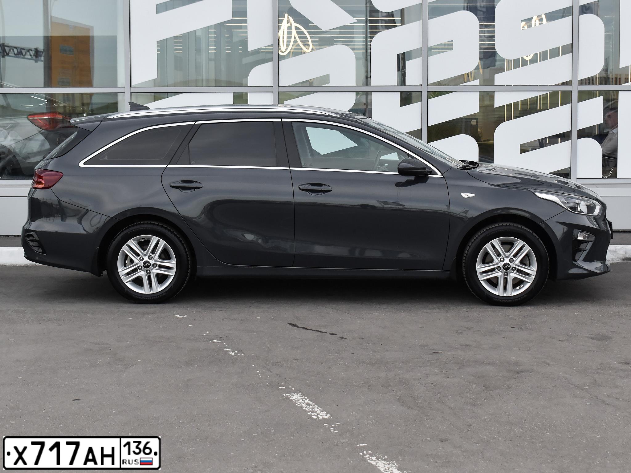 Фото автомобиля KIA CEE'D, 2019 — госномер Х717АН136. Цвет: серый