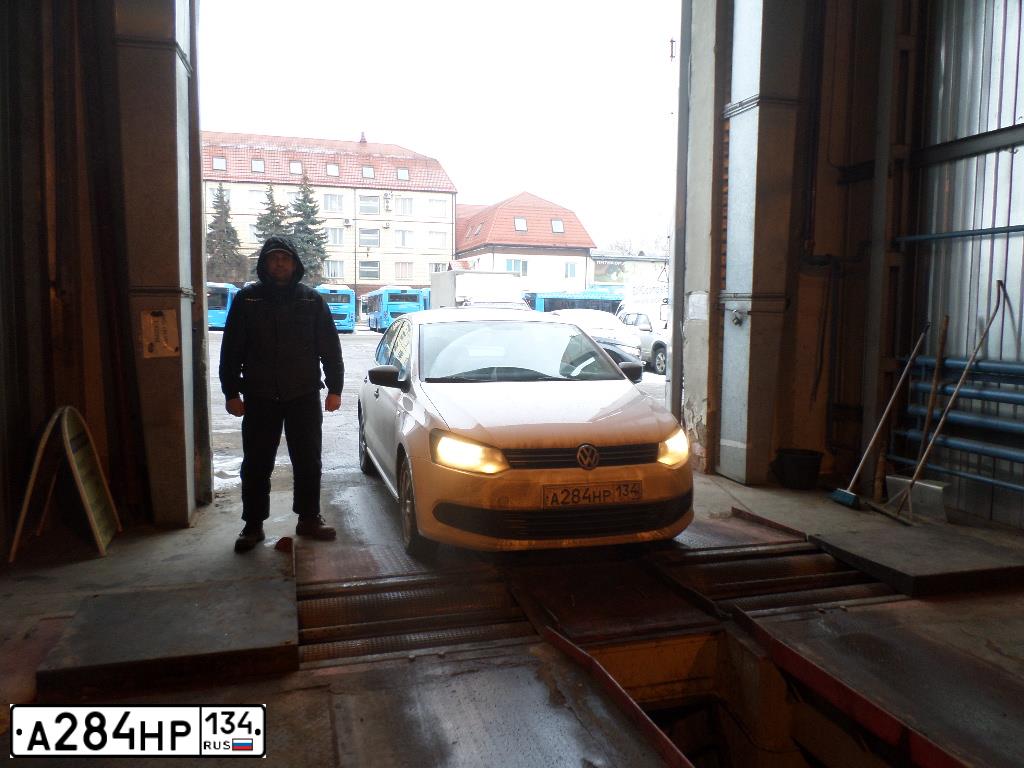 Фото автомобиля VOLKSWAGEN POLO, 2013 — госномер О608ХВ790. Цвет: Белый