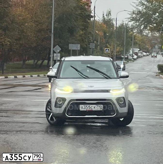 Фото автомобиля KIA SOUL, 2020 — госномер А355СУ790. Цвет: СЕРЫЙ