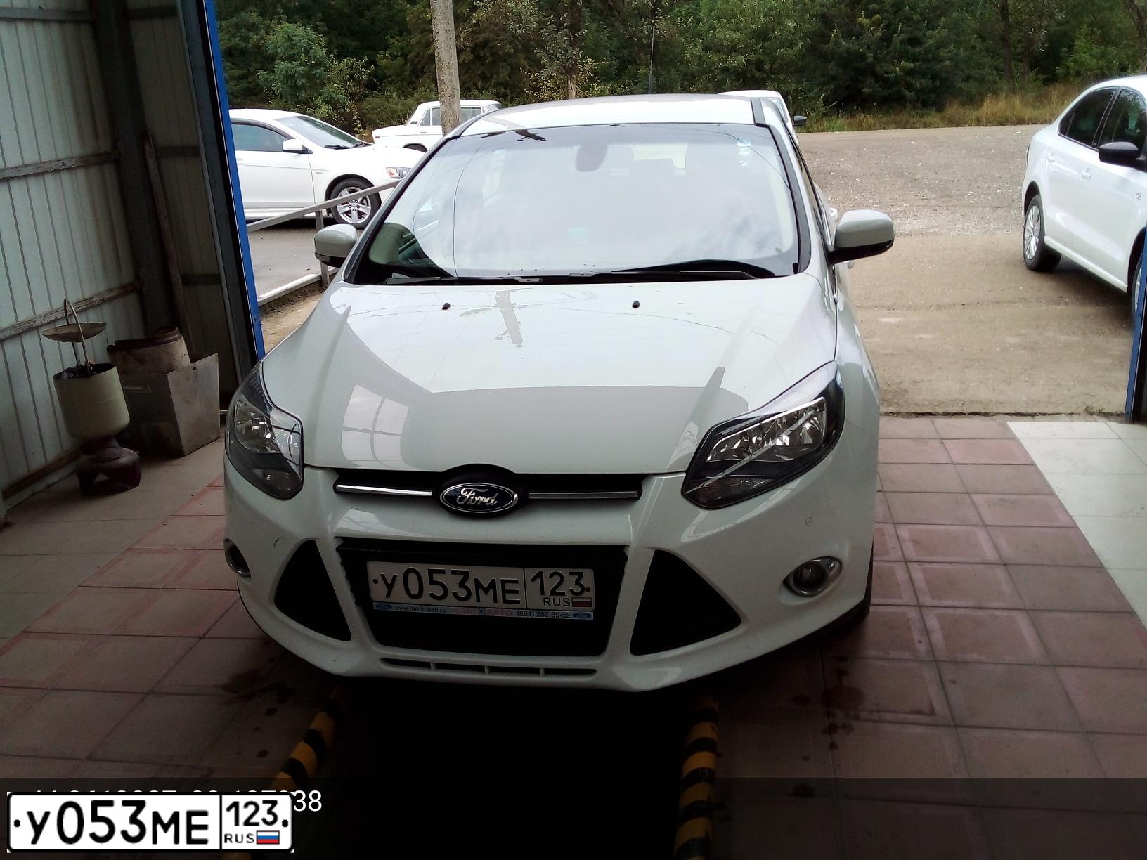Фото автомобиля FORD FOCUS, 2013 — госномер Е259НА164. Цвет: Белый