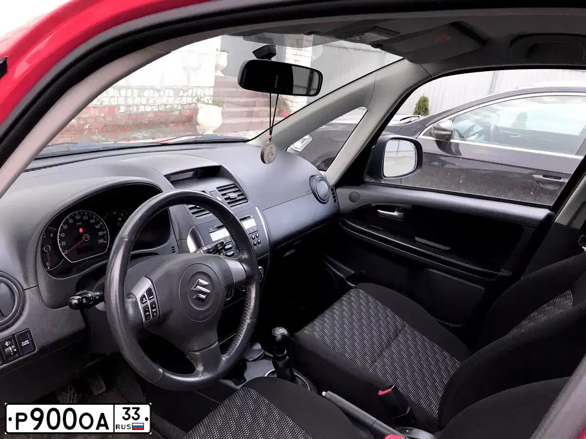 Фото автомобиля SUZUKI SX 4, 2007 — госномер Р900ОА33. Цвет: Красный