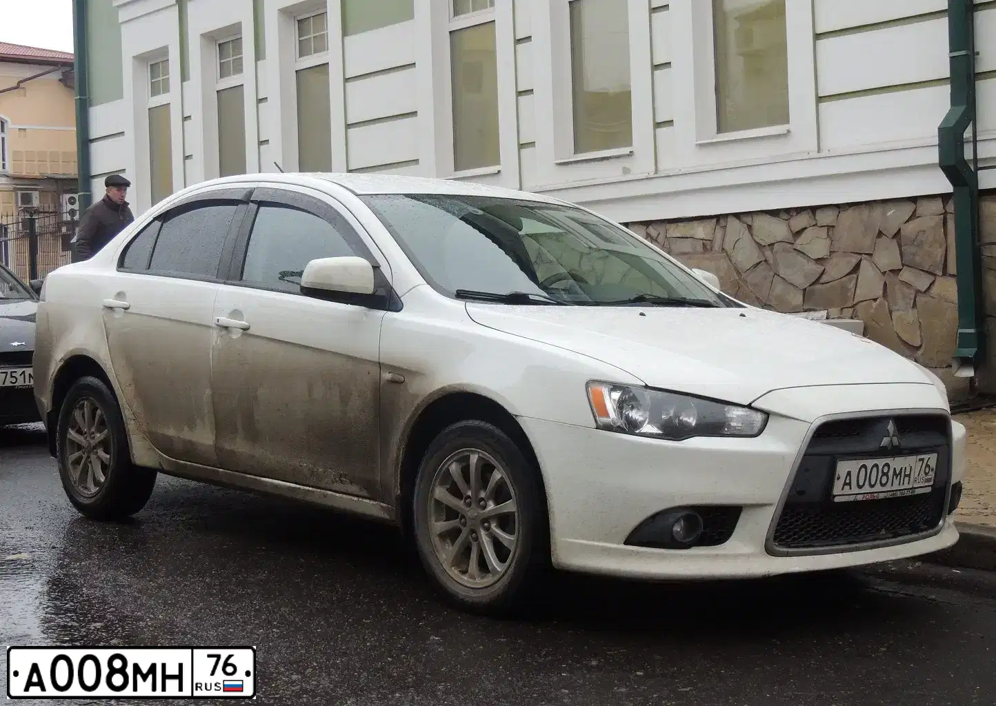 Фото автомобиля MITSUBISHI LANCER, 2012 — госномер А008МН76. Цвет: Белый