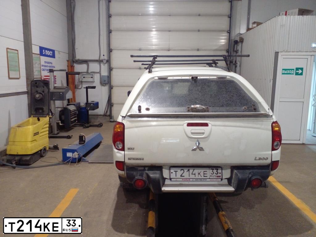 Фото автомобиля MITSUBISHI L 200, 2010 — госномер Т214КЕ33. Цвет: БЕЛЫЙ