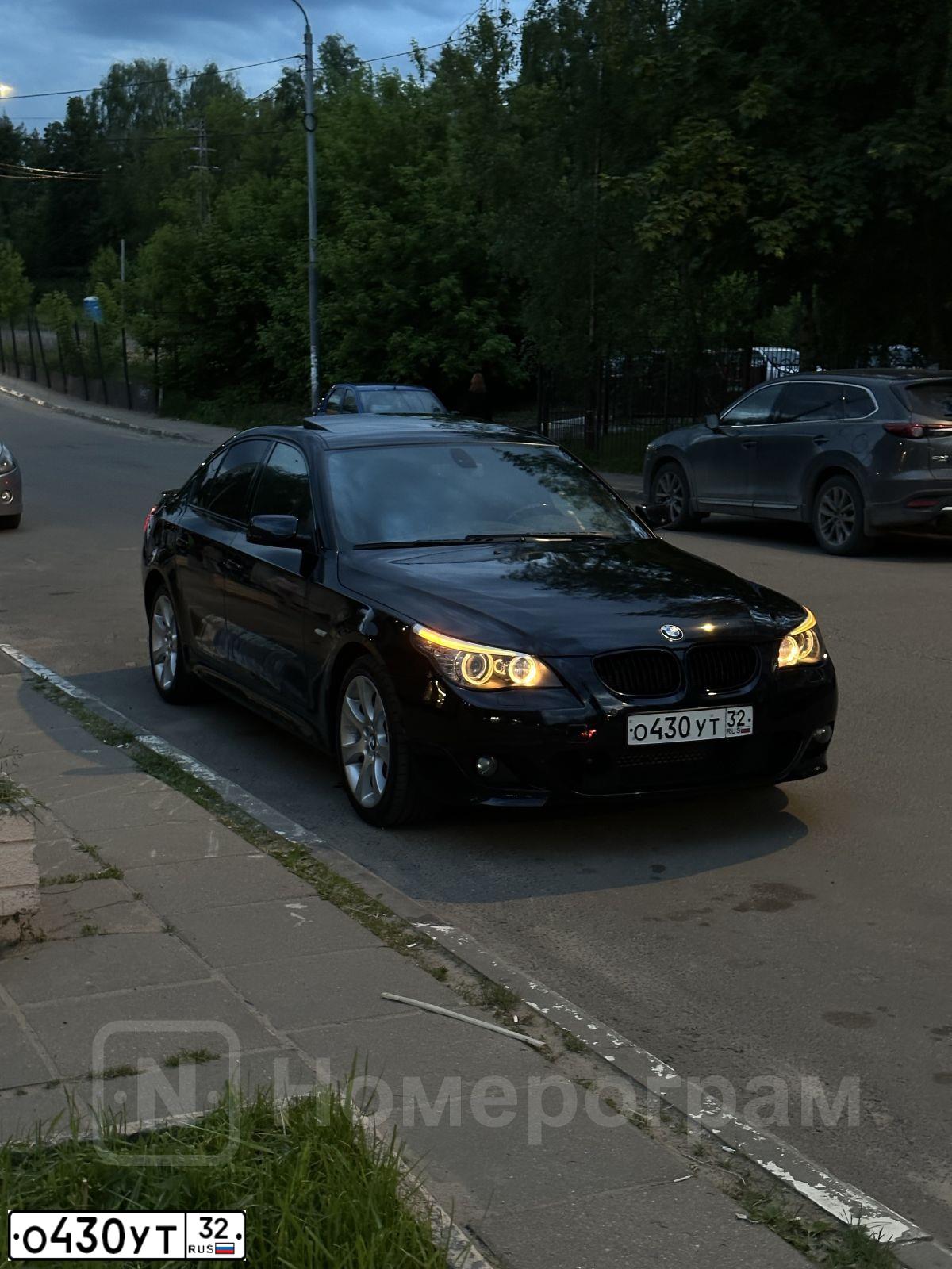 Фото автомобиля BMW SERIE 5, 2008 — госномер О430УТ32. Цвет: ЧЕРНЫЙ СИНИЙ