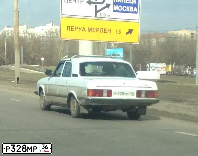 Фото автомобиля GAZ 3102 WOLGA, 2006 — госномер Р328МР36. Цвет: БЕЛЫЙ