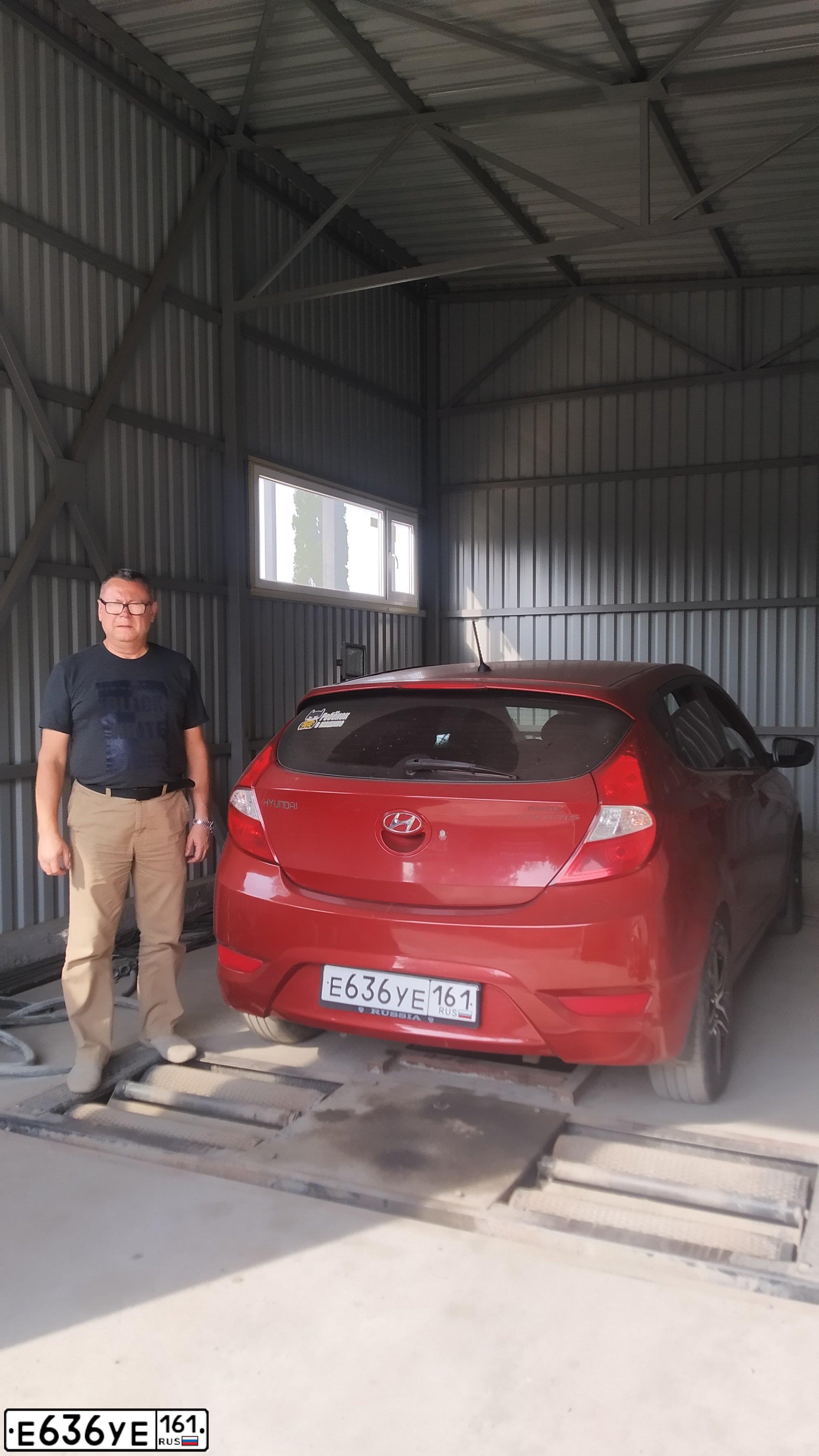 Фото автомобиля HYUNDAI SOLARIS, 2011 — госномер Е636УЕ161. Цвет: Красный