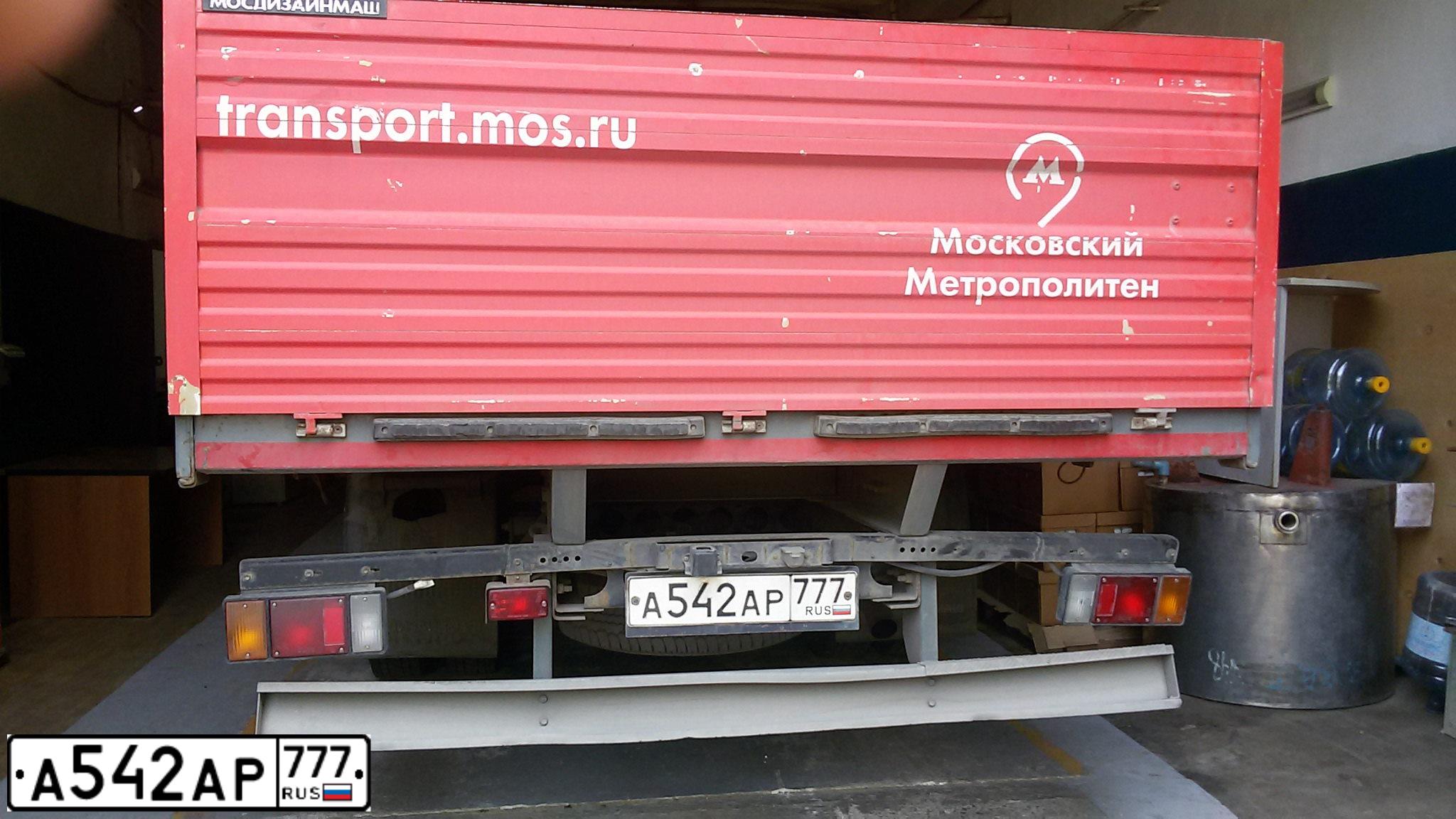 Фото автомобиля ISUZU NPR, 2013 — госномер А542АР777. Цвет: КРАСНЫЙ