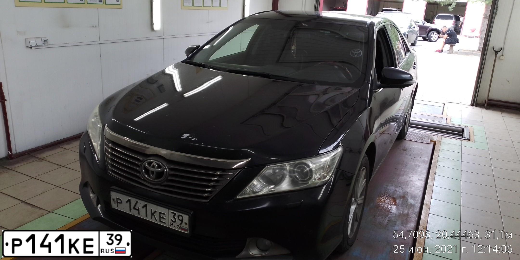 Фото автомобиля TOYOTA CAMRY, 2012 — госномер У975АМ39. Цвет: ЧЕРНЫЙ