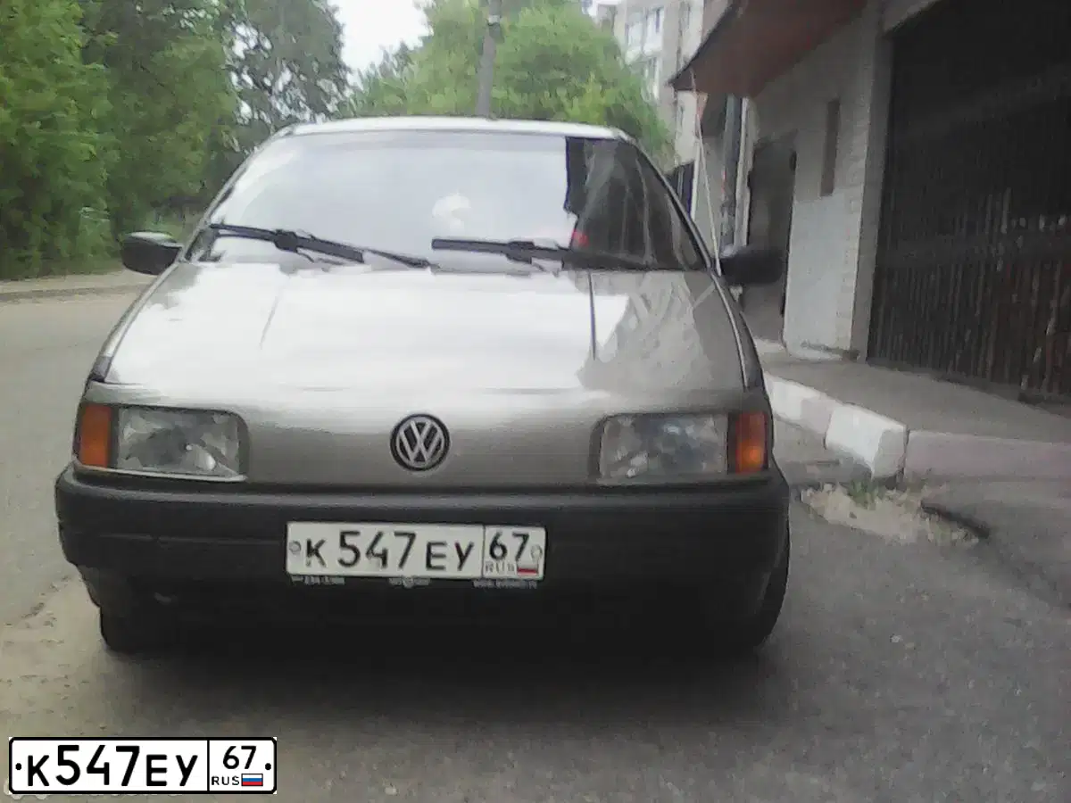 Фото автомобиля VOLKSWAGEN PASSAT, 1991 — госномер Р374ОК90. Цвет: СЕРЫЙ