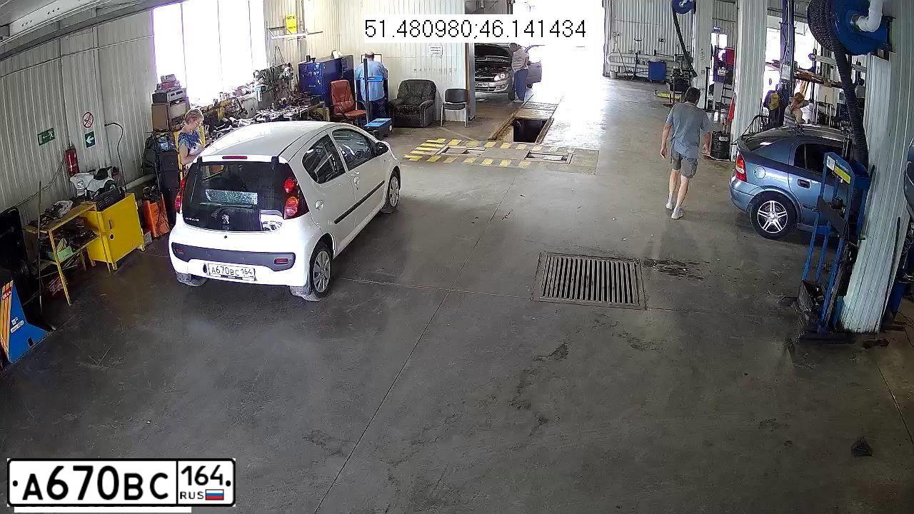 Фото автомобиля PEUGEOT 107, 2014 — госномер А670ВС164. Цвет: БЕЛЫЙ