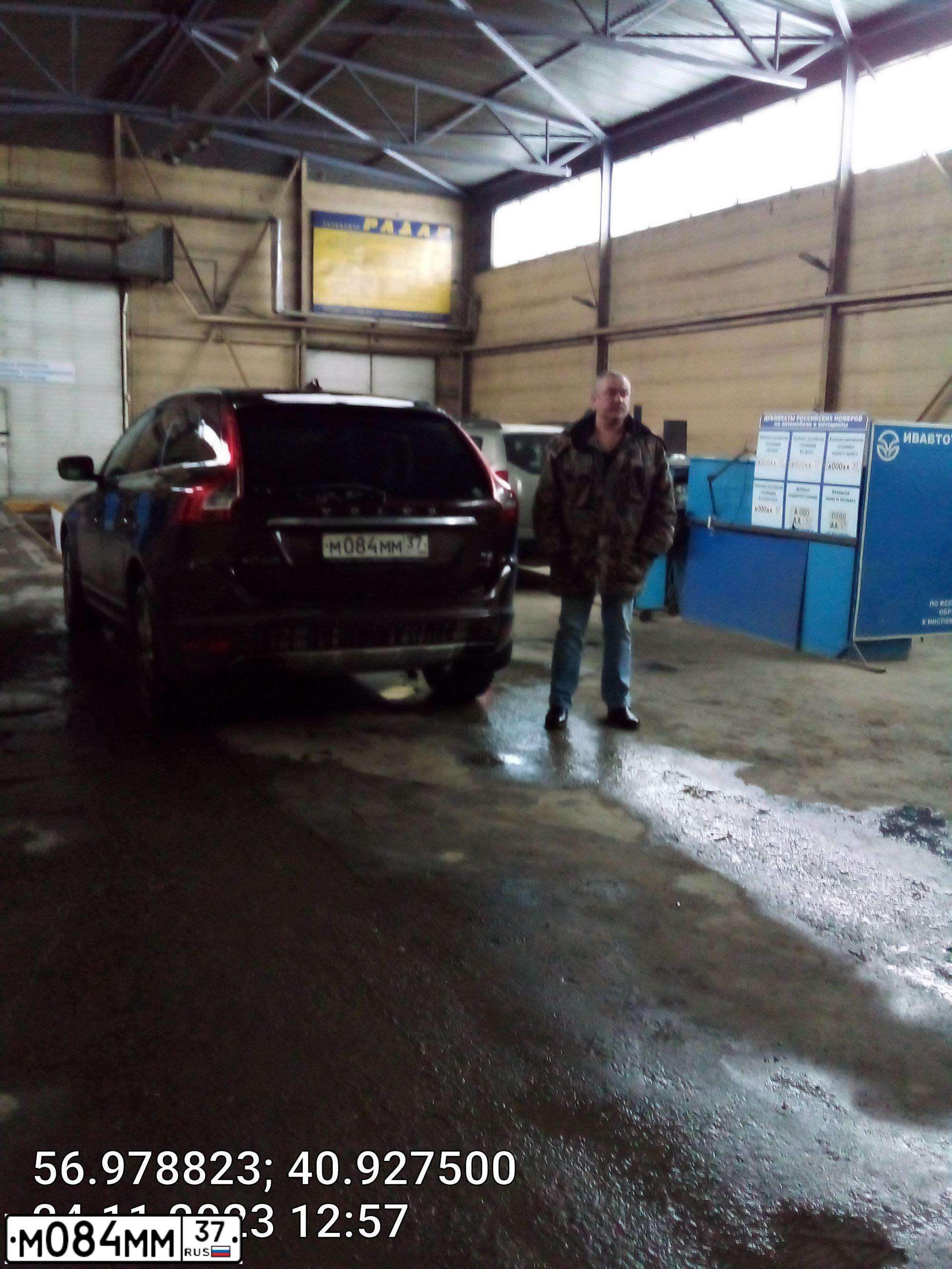 Фото автомобиля VOLVO XC60, 2015 — госномер У698АА750. Цвет: БАГРОВЫЙ