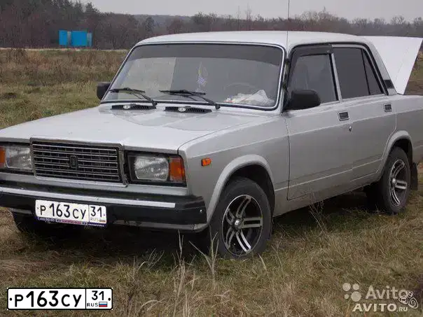Фото автомобиля LADA 2107, 2010 — госномер Р500КВ46. Цвет: СВЕТЛО-СЕРЕБРИСТЫЙ МЕТАЛЛ