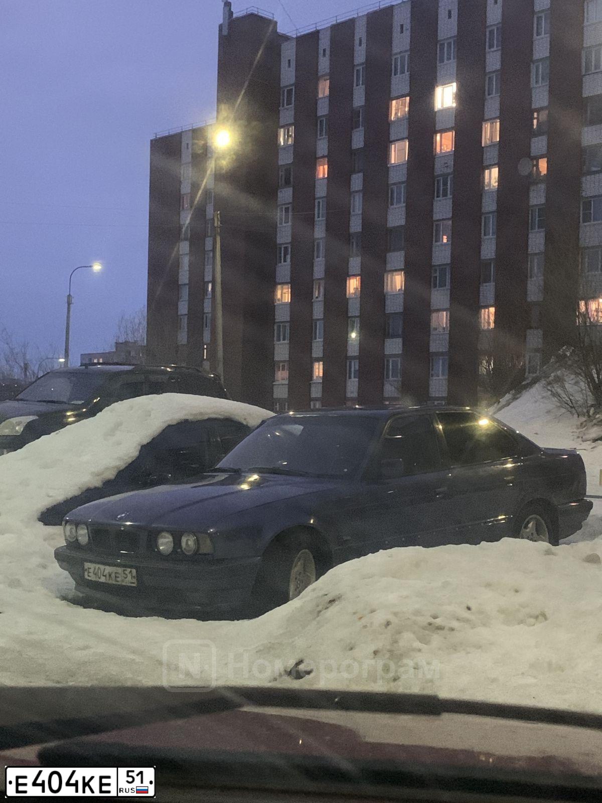 Фото автомобиля BMW SERIE 5, 1994 — госномер Е404КЕ51. Цвет: ТЕМНО-СИНИЙ