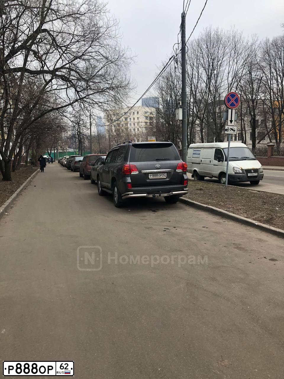 Фото автомобиля LANDROVER RANGE ROVER, 2013 — госномер В888ОР64. Цвет: ЧЕРНЫЙ