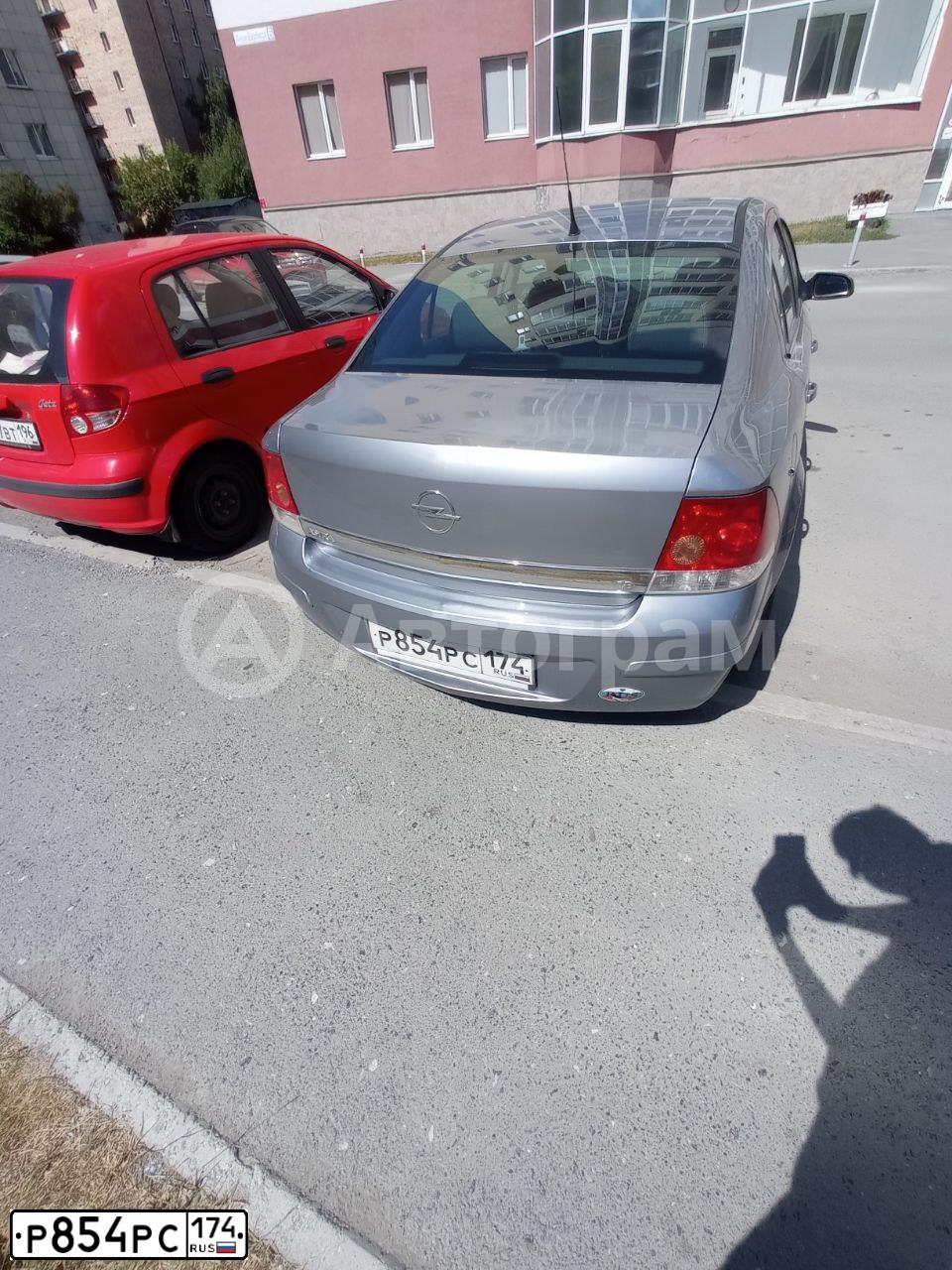 Фото автомобиля OPEL ASTRA, 2008 — госномер Р854РС174. Цвет: СЕРЫЙ