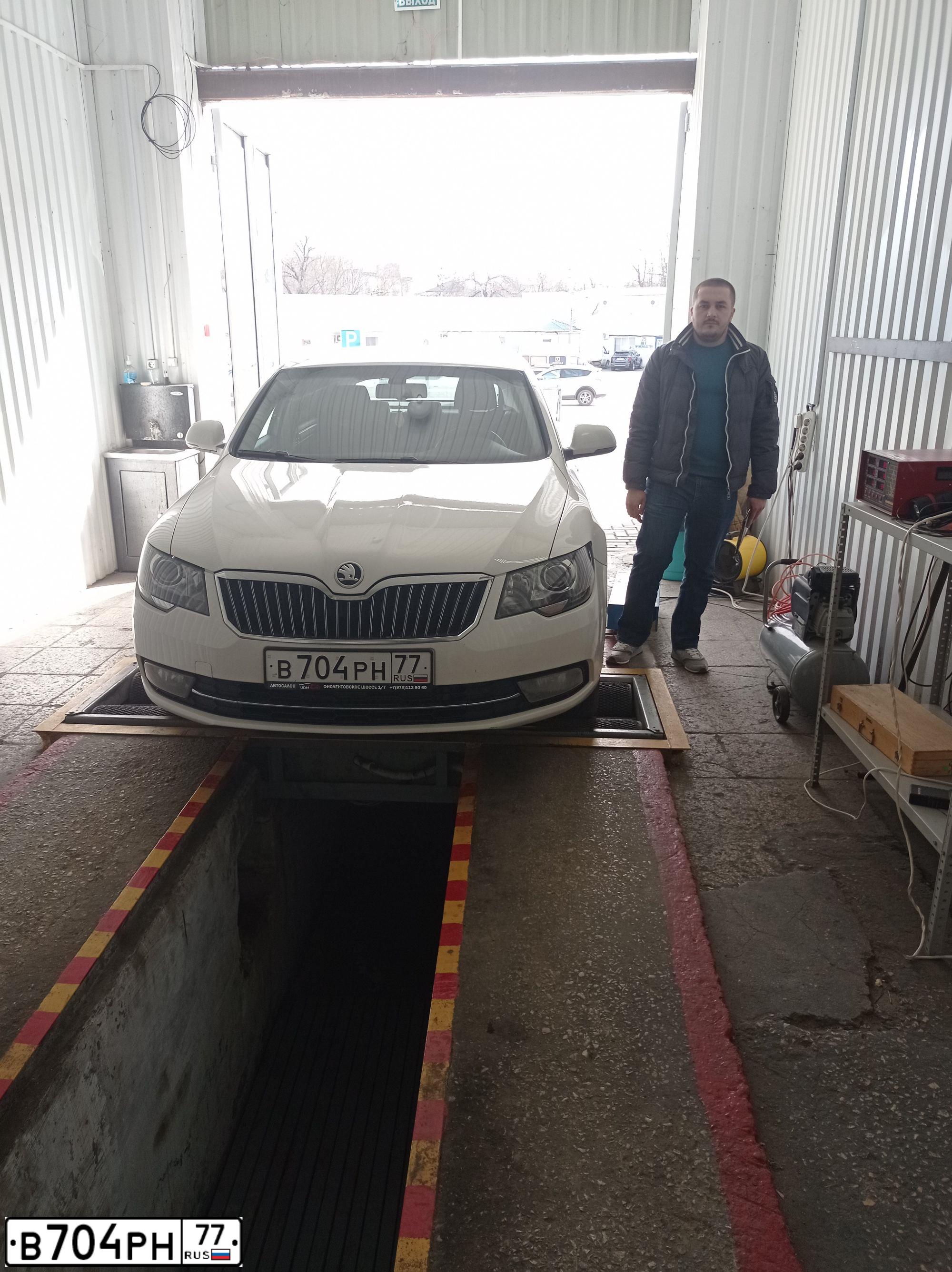 Фото автомобиля SKODA SUPERB, 2013 — госномер Е053УМ69. Цвет: Белый