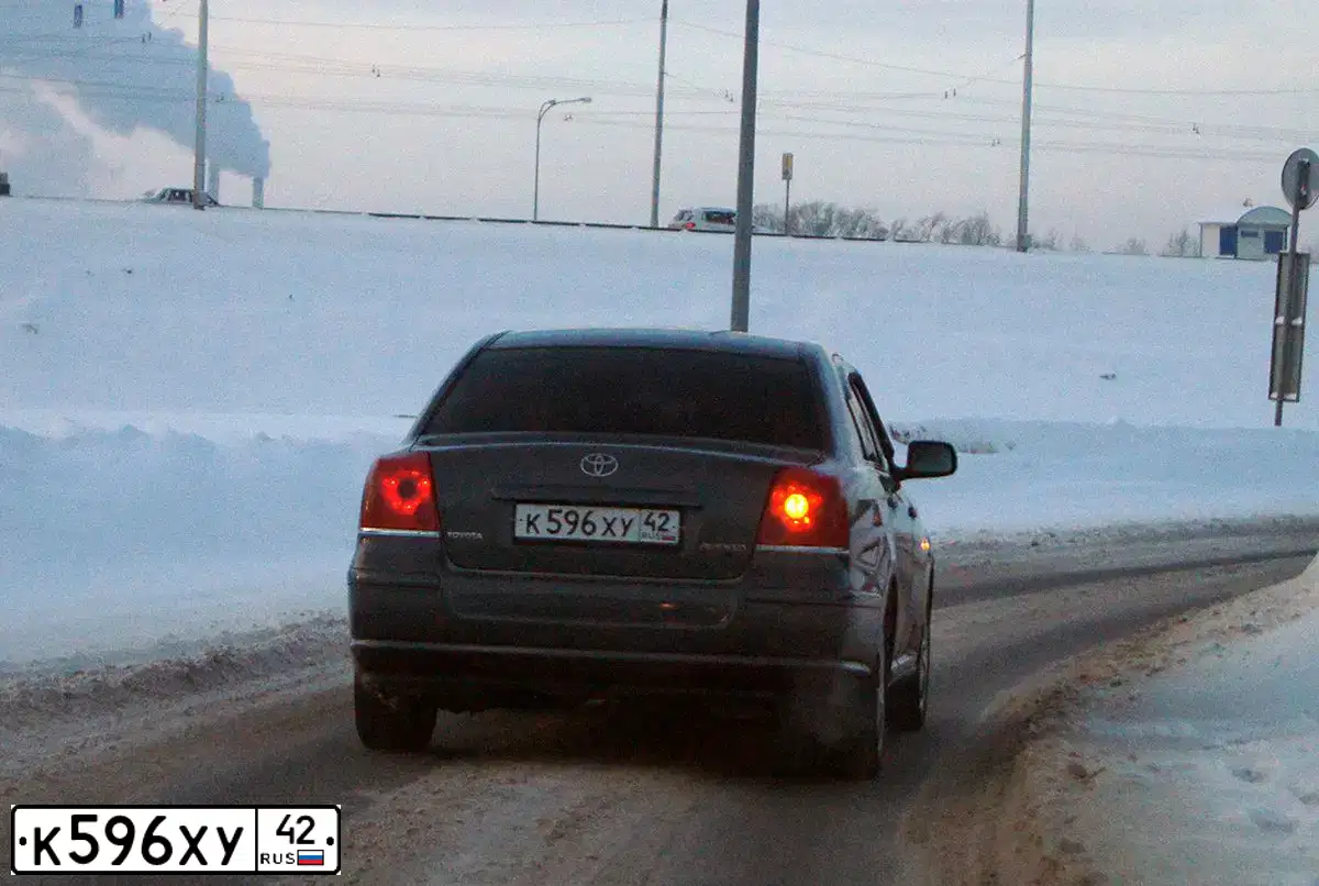 Фото автомобиля TOYOTA AVENSIS, 2005 — госномер К596ХУ42. Цвет: ТЕМНО СЕРЫЙ