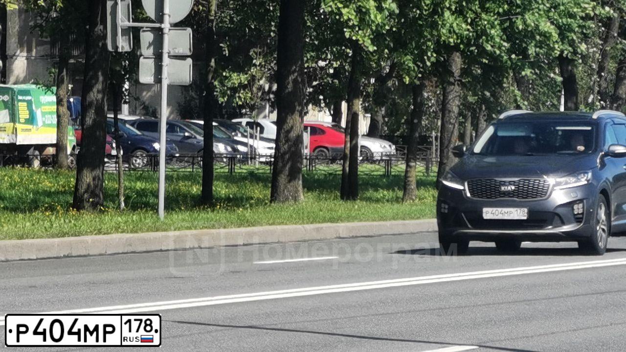 Фото автомобиля NISSAN X-TRAIL, 2013 — госномер В445ЕХ198. Цвет: СЕРЫЙ